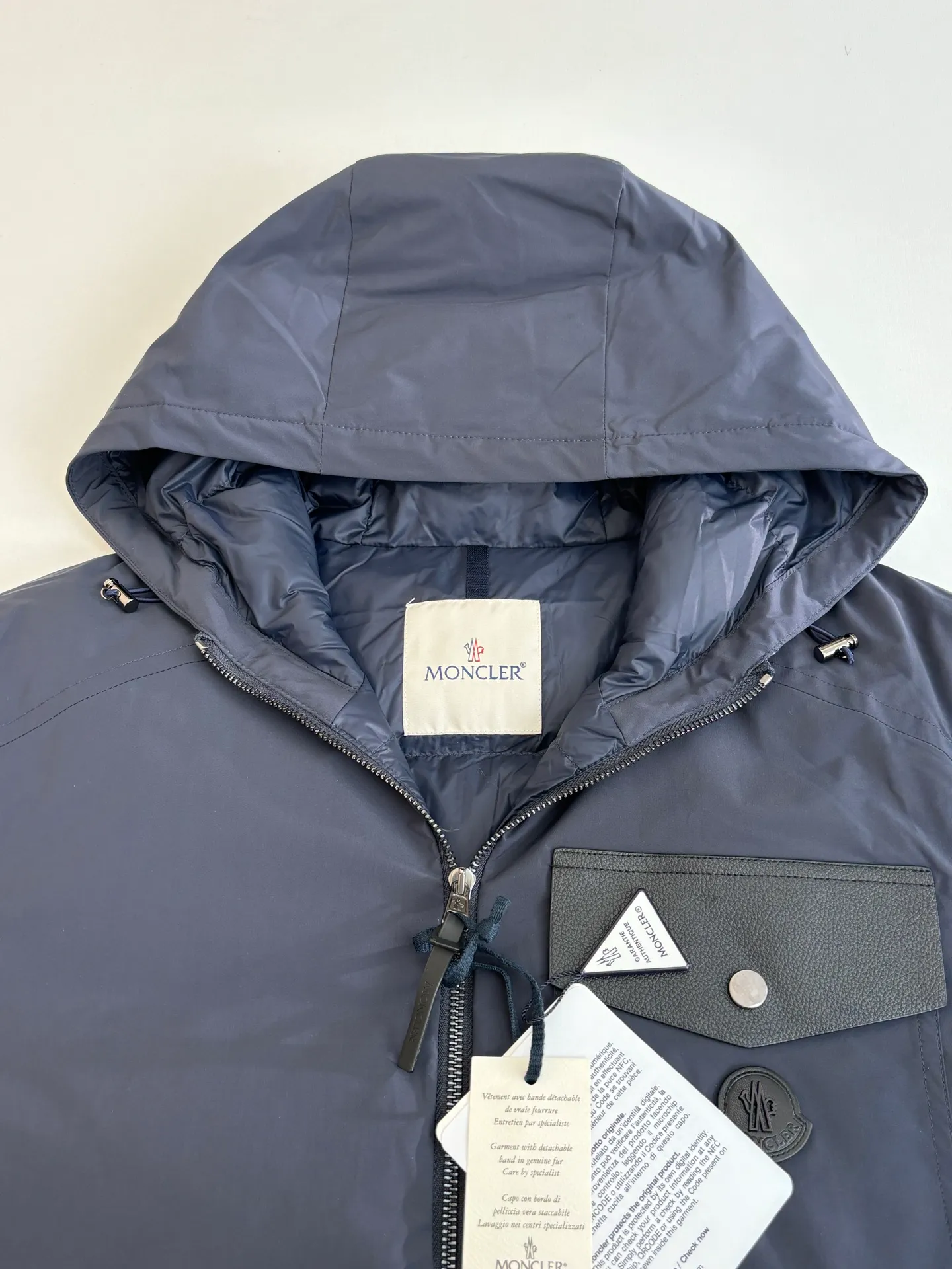 P850 Moncler*/Mask 25Fw new blue hooded down jacket is made of smooth functional nylon fabric, with both streamlined beauty and practical function. Concealed down padding provides protection when needed while maintaining a smooth silhouette. Features signature sleeve pockets and ribbed knit trim Sizes: 1/2/3/4