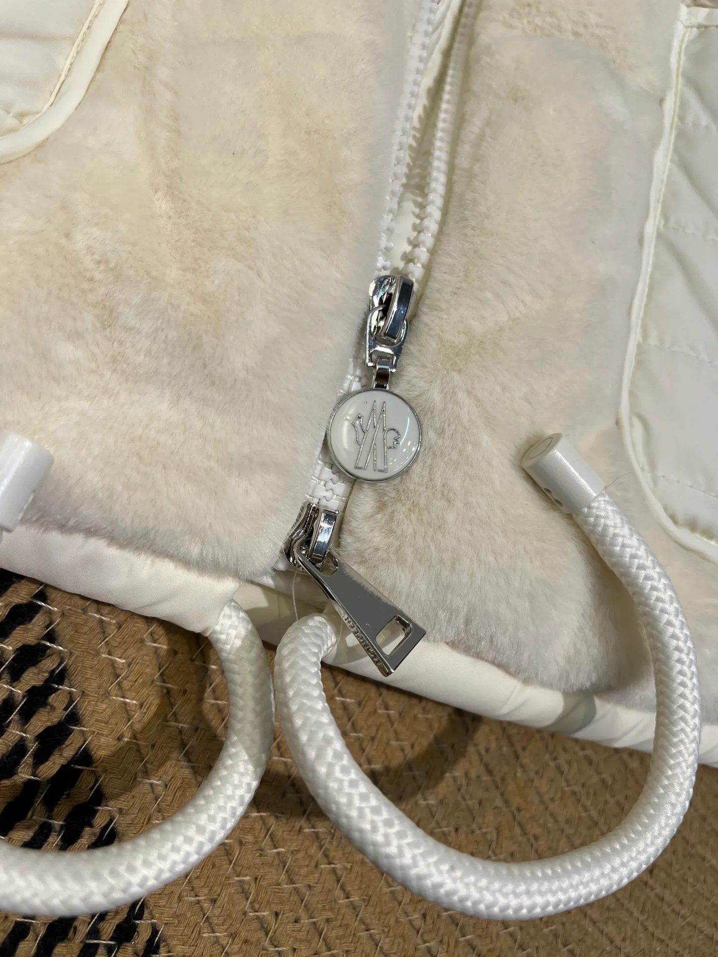 P640 𝐌𝐎𝐍𝐂𝐋𝐄𝐑🌟Mandou The latest furry down vest for autumn and winter🩷Customized imported fabrics with soft, waxy and delicate texture are awesome. The classic bakery style design is so advanced and beautiful~~The eco-friendly fur design reduces the age of girls. The casual style is casual and super fashionable. Lightweight, warm and comfortable. Size: 1234