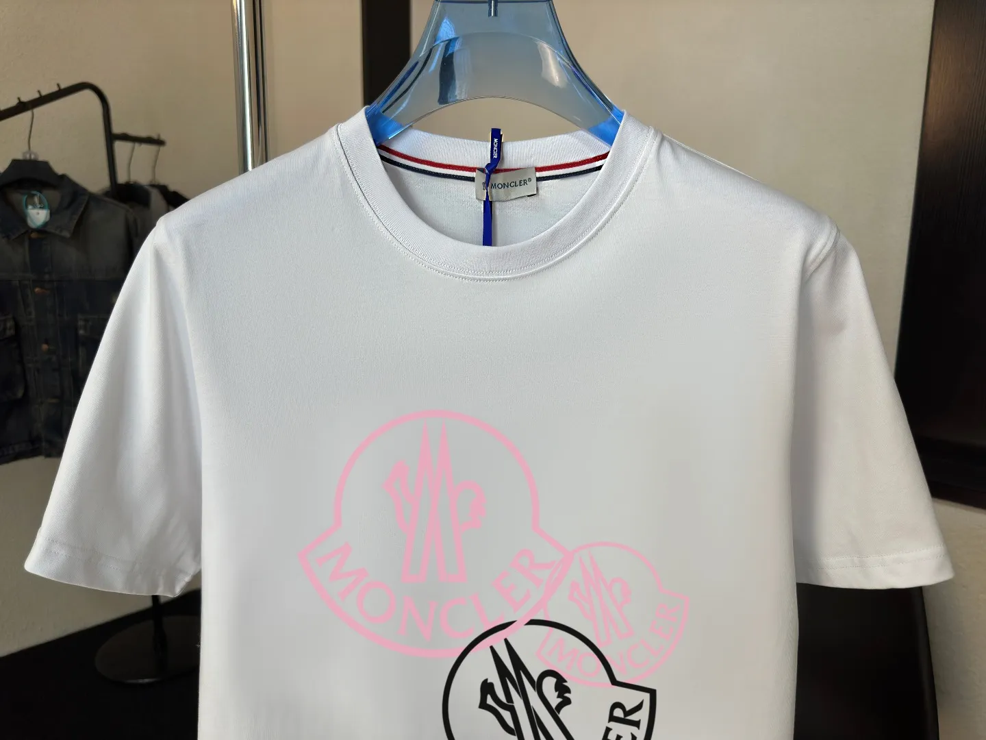 P140 Upgraded version "Mobile phone smart sensor ~ NFC chip armband ~ Direct access to the official website for anti-counterfeiting" "Moncler ~ Mouth Mouth" 2025 new high-quality round neck short-sleeved T-shirt. The cuffs have imported embroidered labels. Customized dyeing, very comfortable to touch. Super versatile and good-looking short-sleeved. Complete with three labels. Non-market ordinary version. Feel free to compare. Quality is absolutely guaranteed! ‼ First of all, this original fabric is all custom-woven with 32-count double yarn fabric, 250G, and the weight is the same‼ Fine workmanship, double waistcoat method, double waistcoat method, double waistcoat method makes the whole dress more three-dimensional, which is not a craft that ordinary T-shirts can achieve🤪 Size: S-M-L-XL-2XL Color: black, white, apricot, same style for men and women