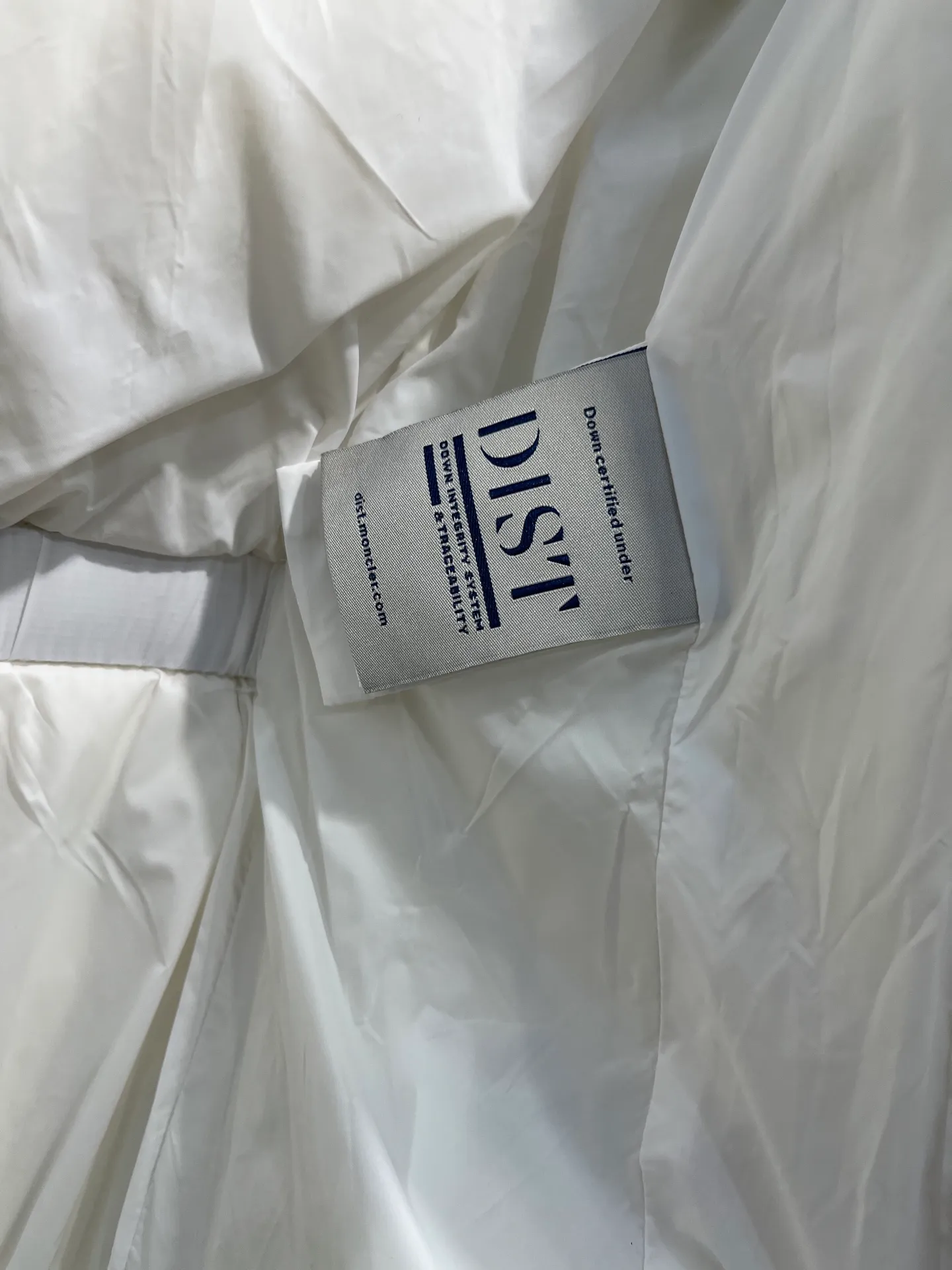 P980 𝐌𝐎𝐍𝐂𝐋𝐄𝐑🌟Moushed BOED series Autumn and winter new type of muffled hooded down jacket with fur collar and waistband. The slim fit highlights the temperament of this down jacket. There is no fluffy and bloated feeling, and it is light and neat. Such good products are hard to come by. Every detail is worth your time to explore, and this one is not picky at all. size: 1234