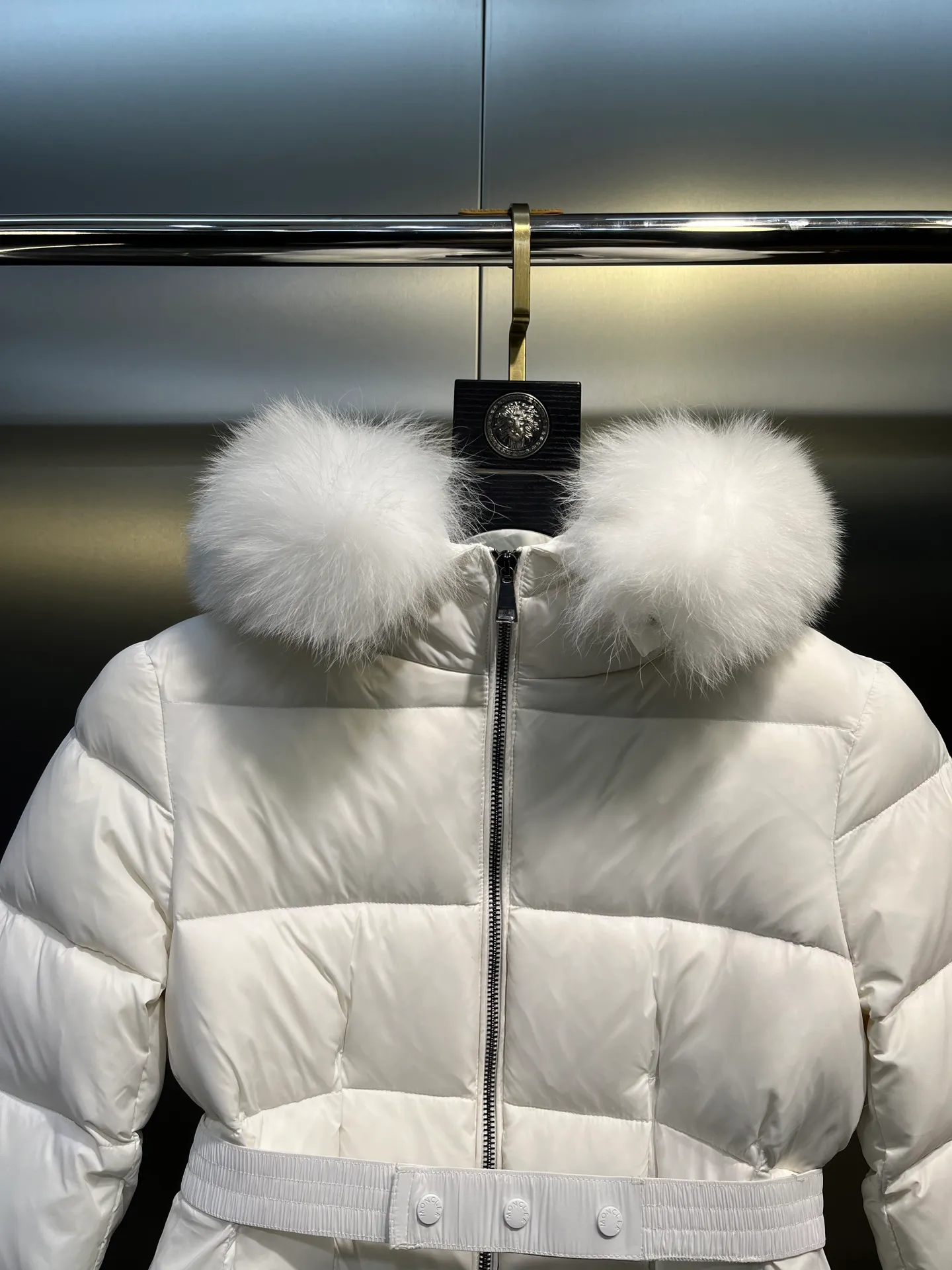 P980 𝐌𝐎𝐍𝐂𝐋𝐄𝐑🌟Moushed BOED series Autumn and winter new type of muffled hooded down jacket with fur collar and waistband. The slim fit highlights the temperament of this down jacket. There is no fluffy and bloated feeling, and it is light and neat. Such good products are hard to come by. Every detail is worth your time to explore, and this one is not picky at all. size: 1234