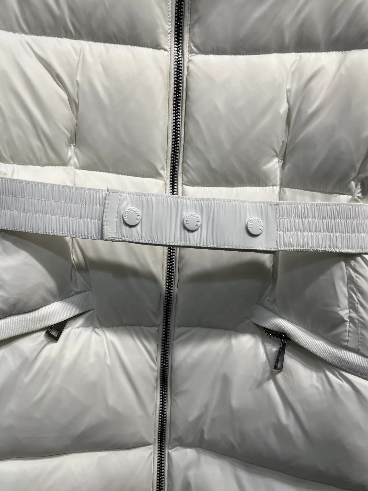 P980 𝐌𝐎𝐍𝐂𝐋𝐄𝐑🌟Moushed BOED series Autumn and winter new type of muffled hooded down jacket with fur collar and waistband. The slim fit highlights the temperament of this down jacket. There is no fluffy and bloated feeling, and it is light and neat. Such good products are hard to come by. Every detail is worth your time to explore, and this one is not picky at all. size: 1234