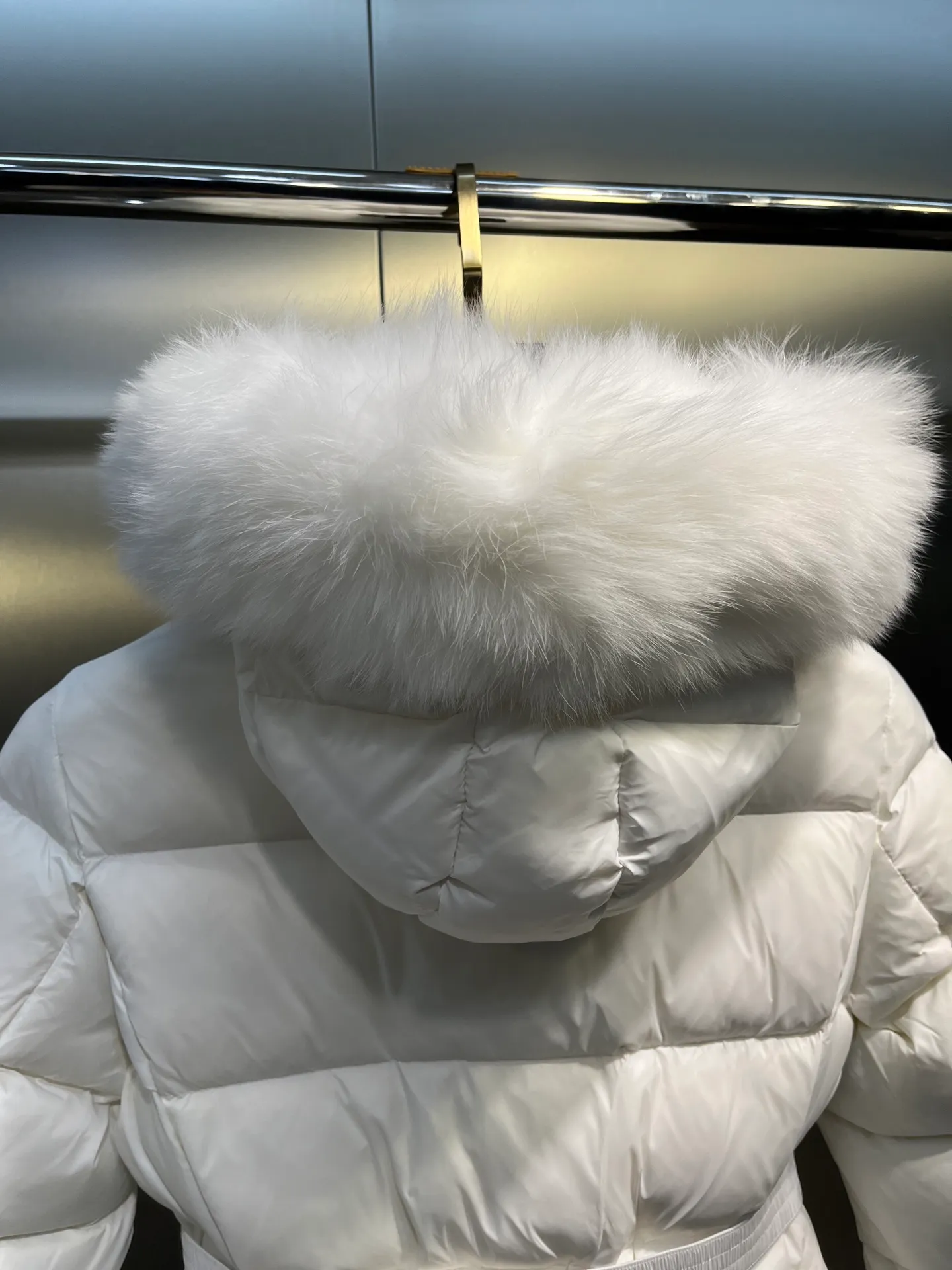 P980 𝐌𝐎𝐍𝐂𝐋𝐄𝐑🌟Moushed BOED series Autumn and winter new type of muffled hooded down jacket with fur collar and waistband. The slim fit highlights the temperament of this down jacket. There is no fluffy and bloated feeling, and it is light and neat. Such good products are hard to come by. Every detail is worth your time to explore, and this one is not picky at all. size: 1234