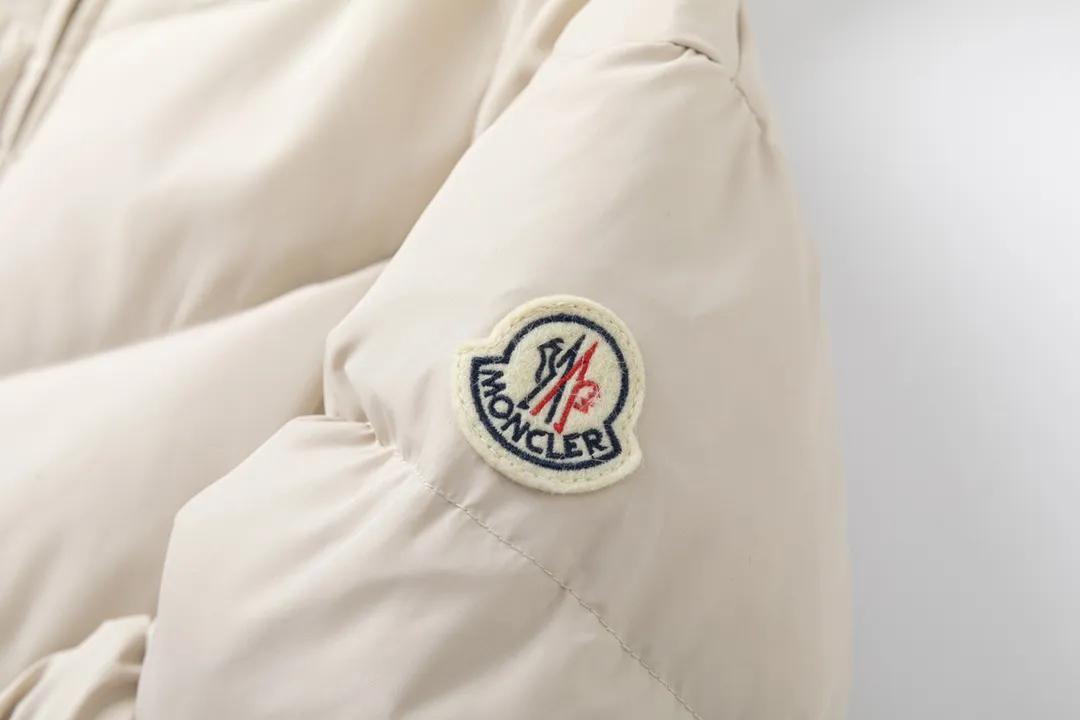 P940 with dust bag) Moncler/Moncler 2024 new arrival hooded belted down jacket. Customized YB imported windproof and waterproof nylon material with white goose down filling. The whole piece is lightweight and warm. It adopts rectangular strip and V-shaped embossed quilting. It is fashionable and advanced. The silhouette is plump and stiff, three-dimensional and stylish. The regular hooded down jacket is cut and the hooded collar makes the style more casual and personalized while taking into account the warmth, practicality, comfort and non-selective wear. Iconic badge decoration on the outside of the arm. Presenting the brand concept, the waist is equipped with a detachable elastic band to adjust and outline the waist. Light and fashionable down jackets are preferred for autumn and winter. Customized surface accessories are preferred. Check the version. Filling standard: national standard 90 down. Filling material: white goose down high version. Color: black, off-white, size: 0/1/2/3