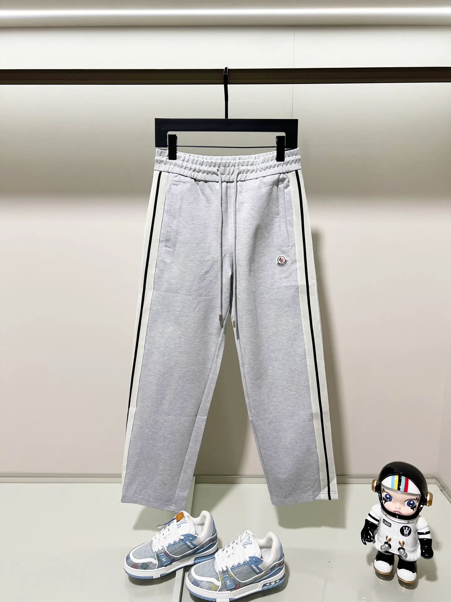 P230 MONCLER/muzzle Customized fabric suit casual sweatpants Simple side webbing splicing craftsmanship small chapter logo LOGO Official synchronization High version High quality Fashion personality Versatile trend Pure original quality Original fabric Hang tag Collar label Washed wheat Complete three standards Color: Black. Blue. Gray. Size: S-2XL