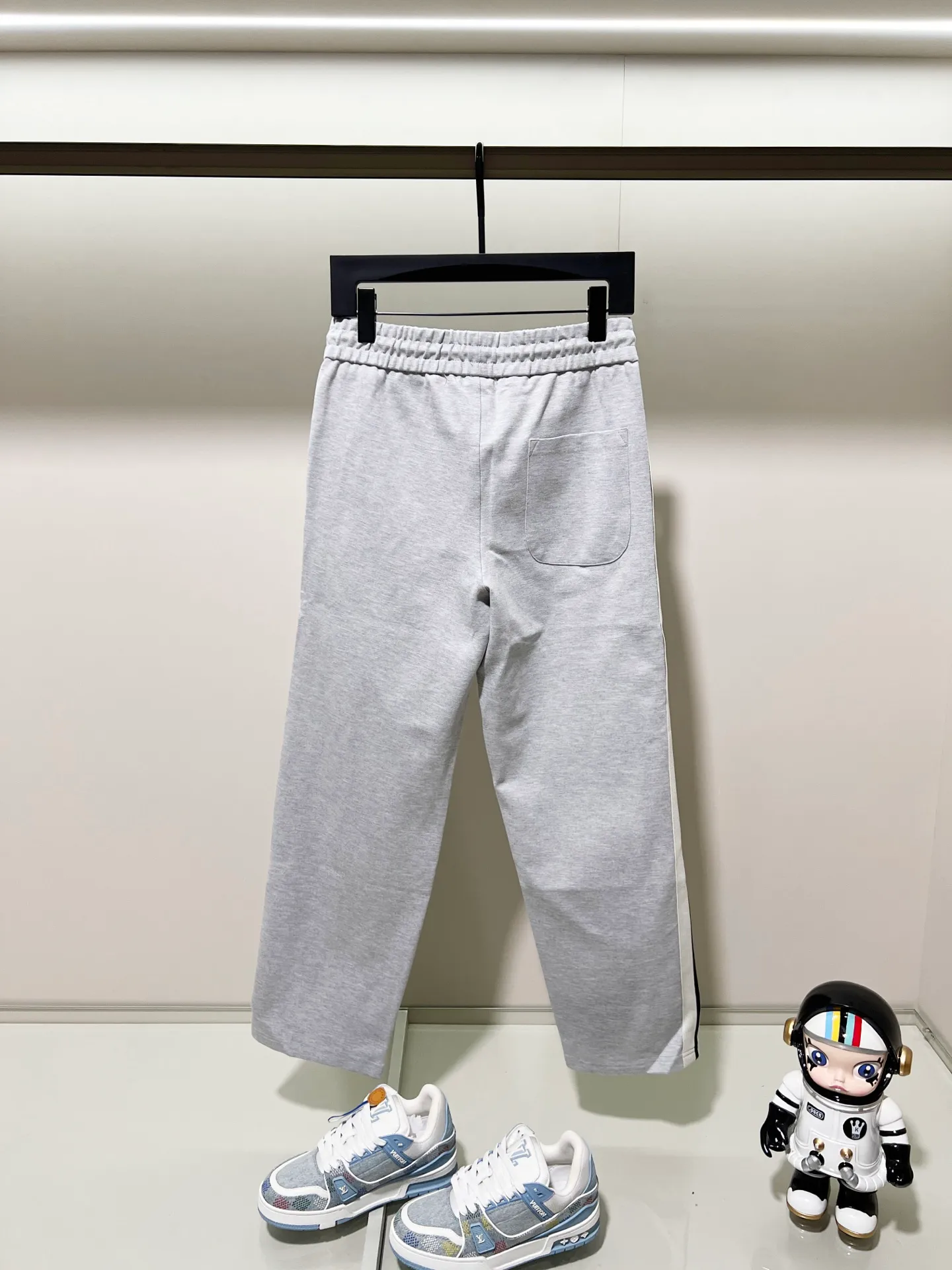P230 MONCLER/muzzle Customized fabric suit casual sweatpants Simple side webbing splicing craftsmanship small chapter logo LOGO Official synchronization High version High quality Fashion personality Versatile trend Pure original quality Original fabric Hang tag Collar label Washed wheat Complete three standards Color: Black. Blue. Gray. Size: S-2XL
