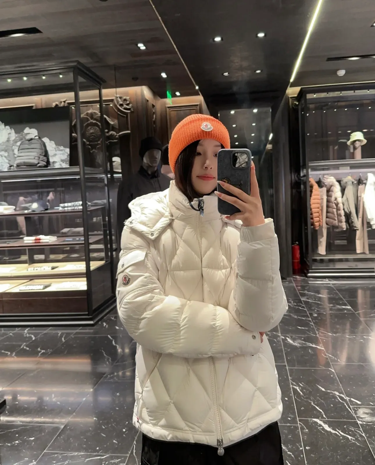 P840 Chiped Premium Down Moncler Averole Short Men's Diamond Check Down Jacket Jacket. Premium goose down filling. Original matching hardware. The Averole Men's Short Down Jacket features an eye-catching stitching pattern that combines diamond quilted yoke and long square quilted body. The Averole Men's Short Down Jacket features an eye-catching stitching pattern, diamond-quilted yoke and long checkered quilting throughout. Made from stretch nylon and features a removable hood, pockets and two-way zip fly. Details •Made from stretch nylon fabric •Stretch nylon lining •Down filling •Detachable and adjustable hood with press studs and drawstring •Diamond quilted yoke •Zip closure •Zip pockets •Adjustable cuffs with press studs •Fleece felt logo Size: 1-5 Black White