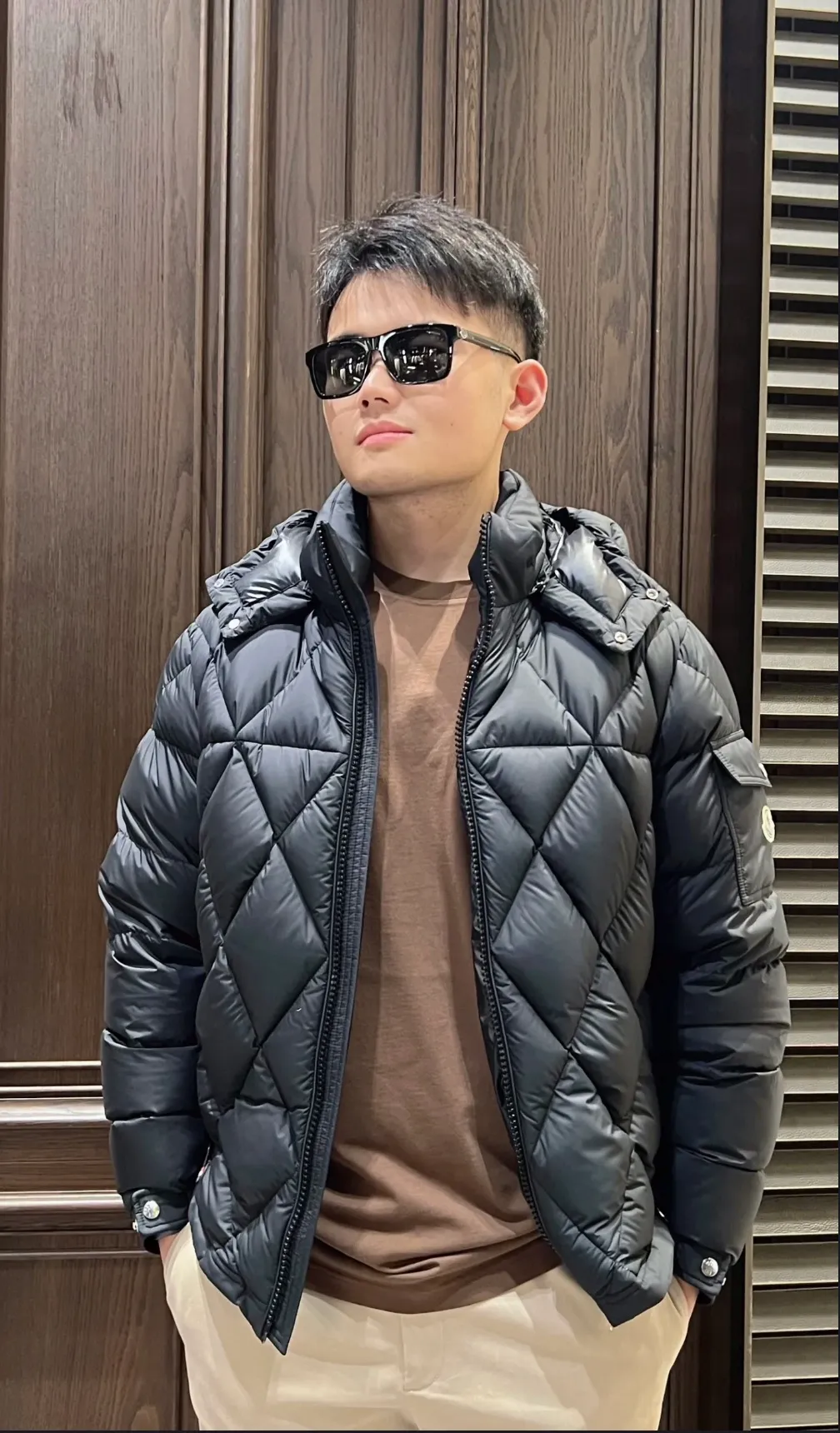 P840 Chiped Premium Down Moncler Averole Short Men's Diamond Check Down Jacket Jacket. Premium goose down filling. Original matching hardware. The Averole Men's Short Down Jacket features an eye-catching stitching pattern that combines diamond quilted yoke and long square quilted body. The Averole Men's Short Down Jacket features an eye-catching stitching pattern, diamond-quilted yoke and long checkered quilting throughout. Made from stretch nylon and features a removable hood, pockets and two-way zip fly. Details •Made from stretch nylon fabric •Stretch nylon lining •Down filling •Detachable and adjustable hood with press studs and drawstring •Diamond quilted yoke •Zip closure •Zip pockets •Adjustable cuffs with press studs •Fleece felt logo Size: 1-5 Black White