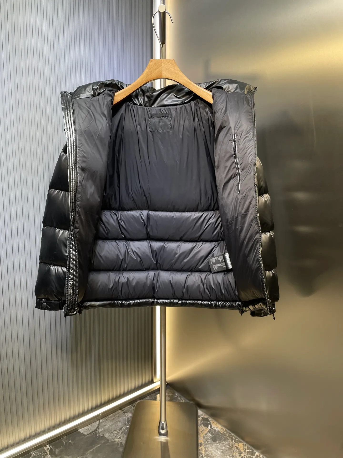 P1000 Moncler🌟New Autumn and Winter Down Jacket Original 1:1 Customized Hardware Accessories All Imported Original Customization Welcome to compare at the counter Absolutely high quality Use top-grade 95 white duck down Super soft Filled with fluffy and full feathers Super heavy-duty Fabric with excellent workmanship👍Perfect version Note⚠The fabric is super comfortable Exclusive model Non-market goods Same style for men and women Size: 48 50 52 54 56