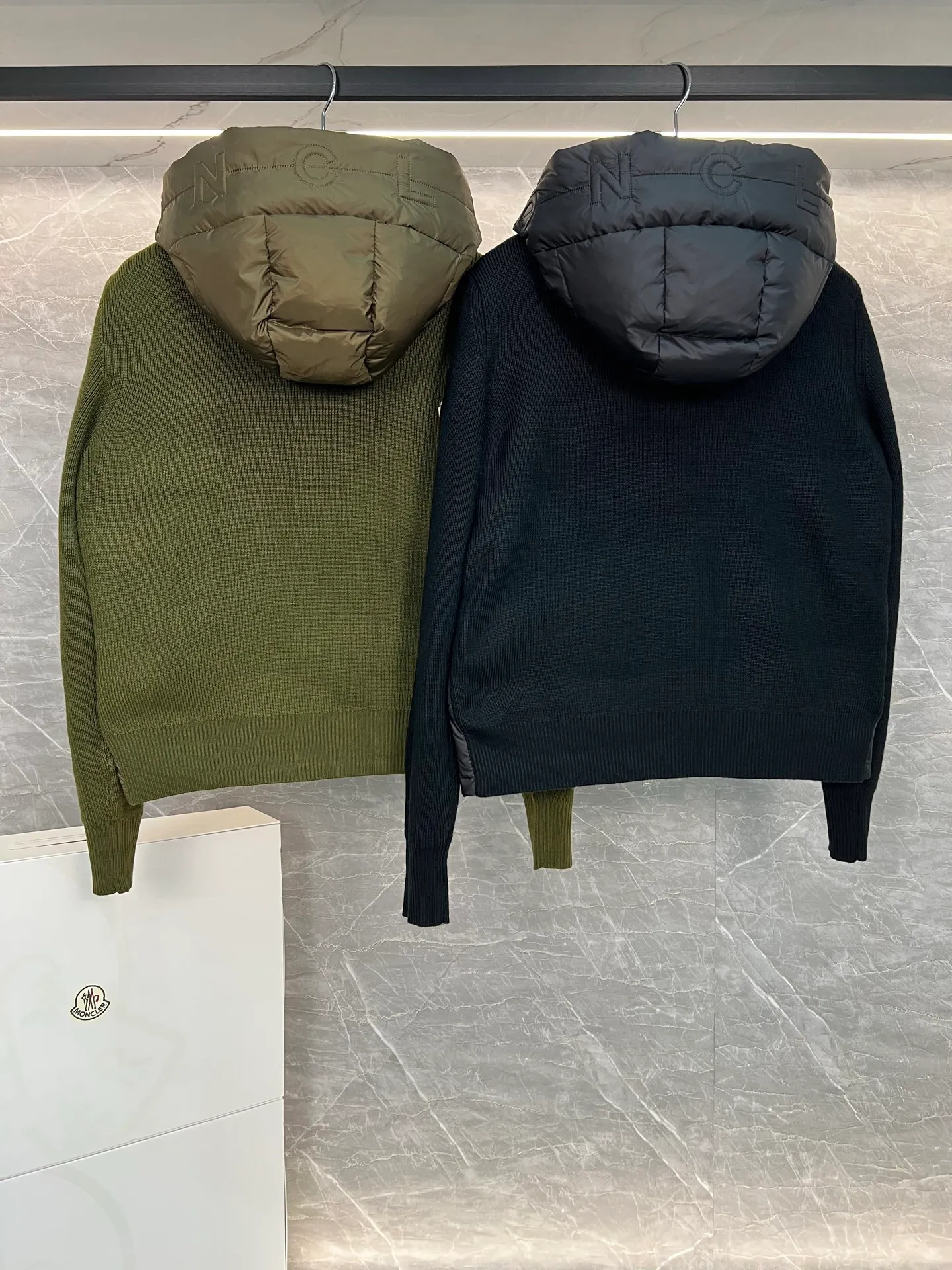 P720 Monc1er/Mongolian* wool sleeve men's patchwork hooded brim letter knitted down jacket ‼ ️Exclusive model, exclusive release‼ ️ Size: M L  Selling Points: Wool splicing hooded zipper men's down jacket lined with 90 white duck down ➕ virgin wool 100% + nylon fabric Moncler down jacket men's wool splicing hooded knitted men's down jacket New product for autumn and winter inner wear!!! In fact, down in China is a basic style in black, it can be worn alone or layered, it will be more layered!!! Autumn wear is very elegant! The texture is amazing, the velvet is large, delicate and stemless, and full of fluffiness! The amount of filling is sufficient, and the thermal insulation performance is not to mention!!! It is windproof and warm, eliminating any possibility of velvet running. It feels silky and soft, and the stiffness is also very light. This is the time to prepare it! It doesn't look bloated at all, not to mention the design!!! The black classic is easy to match and not old-fashioned, and the decorative design with this hooded webbing on the configuration shows the temperament and charm of a man!