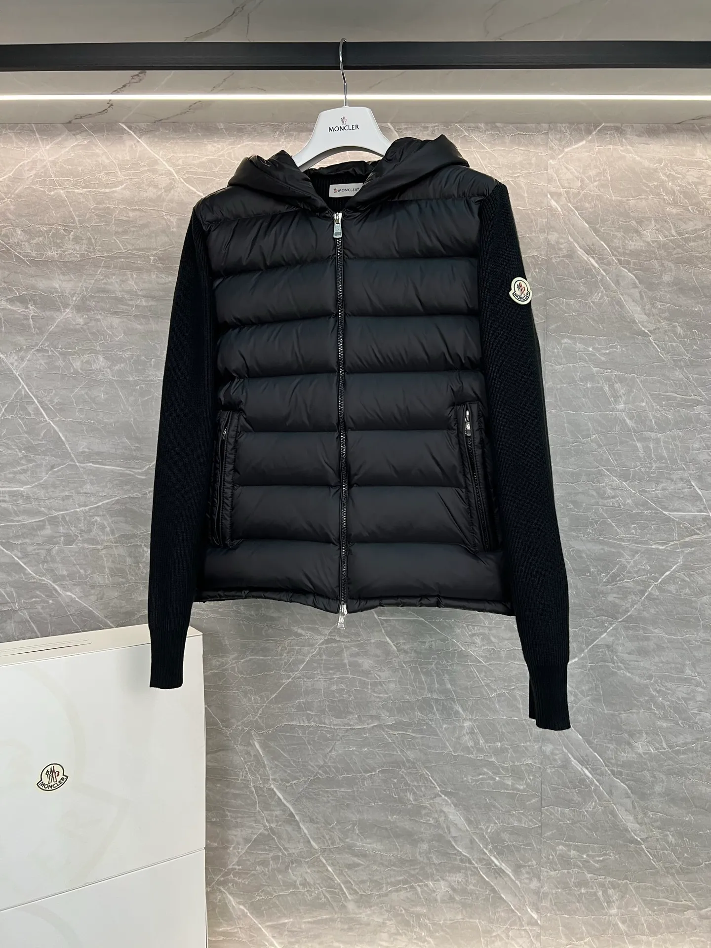 P720 Monc1er/Mongolian* wool sleeve men's patchwork hooded brim letter knitted down jacket ‼ ️Exclusive model, exclusive release‼ ️ Size: M L  Selling Points: Wool splicing hooded zipper men's down jacket lined with 90 white duck down ➕ virgin wool 100% + nylon fabric Moncler down jacket men's wool splicing hooded knitted men's down jacket New product for autumn and winter inner wear!!! In fact, down in China is a basic style in black, it can be worn alone or layered, it will be more layered!!! Autumn wear is very elegant! The texture is amazing, the velvet is large, delicate and stemless, and full of fluffiness! The amount of filling is sufficient, and the thermal insulation performance is not to mention!!! It is windproof and warm, eliminating any possibility of velvet running. It feels silky and soft, and the stiffness is also very light. This is the time to prepare it! It doesn't look bloated at all, not to mention the design!!! The black classic is easy to match and not old-fashioned, and the decorative design with this hooded webbing on the configuration shows the temperament and charm of a man!