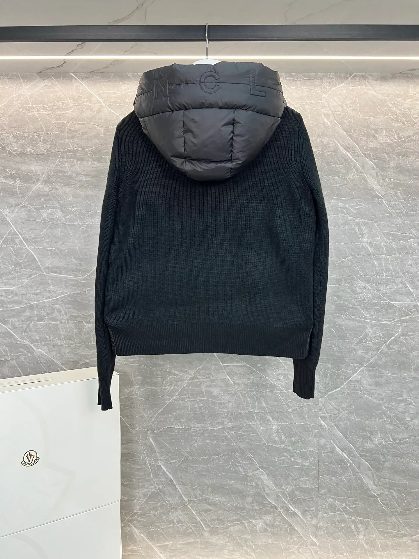 P720 Monc1er/Mongolian* wool sleeve men's patchwork hooded brim letter knitted down jacket ‼ ️Exclusive model, exclusive release‼ ️ Size: M L  Selling Points: Wool splicing hooded zipper men's down jacket lined with 90 white duck down ➕ virgin wool 100% + nylon fabric Moncler down jacket men's wool splicing hooded knitted men's down jacket New product for autumn and winter inner wear!!! In fact, down in China is a basic style in black, it can be worn alone or layered, it will be more layered!!! Autumn wear is very elegant! The texture is amazing, the velvet is large, delicate and stemless, and full of fluffiness! The amount of filling is sufficient, and the thermal insulation performance is not to mention!!! It is windproof and warm, eliminating any possibility of velvet running. It feels silky and soft, and the stiffness is also very light. This is the time to prepare it! It doesn't look bloated at all, not to mention the design!!! The black classic is easy to match and not old-fashioned, and the decorative design with this hooded webbing on the configuration shows the temperament and charm of a man!