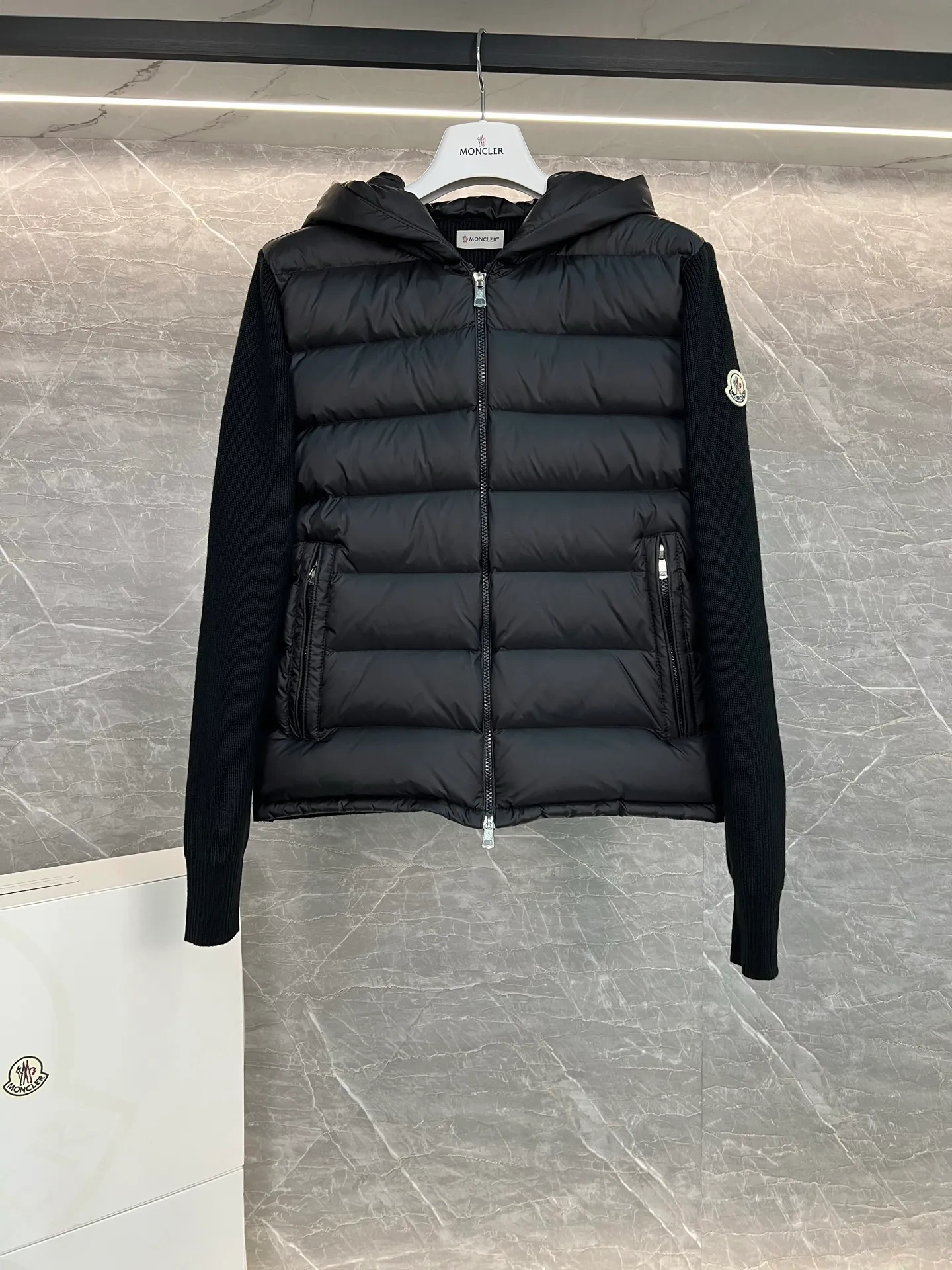P720 Monc1er/Mongolian* wool sleeve men's patchwork hooded brim letter knitted down jacket ‼ ️Exclusive model, exclusive release‼ ️ Size: M L  Selling Points: Wool splicing hooded zipper men's down jacket lined with 90 white duck down ➕ virgin wool 100% + nylon fabric Moncler down jacket men's wool splicing hooded knitted men's down jacket New product for autumn and winter inner wear!!! In fact, down in China is a basic style in black, it can be worn alone or layered, it will be more layered!!! Autumn wear is very elegant! The texture is amazing, the velvet is large, delicate and stemless, and full of fluffiness! The amount of filling is sufficient, and the thermal insulation performance is not to mention!!! It is windproof and warm, eliminating any possibility of velvet running. It feels silky and soft, and the stiffness is also very light. This is the time to prepare it! It doesn't look bloated at all, not to mention the design!!! The black classic is easy to match and not old-fashioned, and the decorative design with this hooded webbing on the configuration shows the temperament and charm of a man!