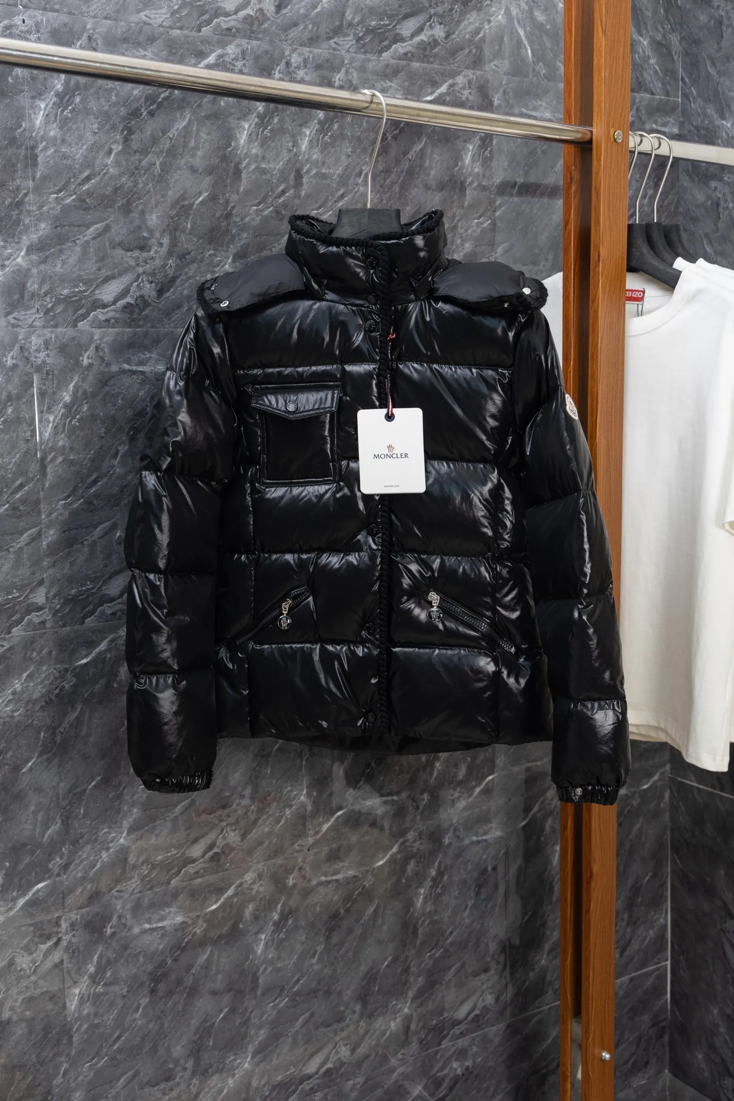P900 Model No. J0177 MONCLER 25 high-definition woven hooded short down jacket. Uses 340 grams of down filling. Clear threading. Uses 10,000-needle embroidery. Original order customization 1:1 with smooth and delicate lines. Better texture. Not easy to deform, not easy to shrink, not easy to fade. Maintains long-lasting beauty. Color: Black, Milky White, Haze Blue, Size S-XL