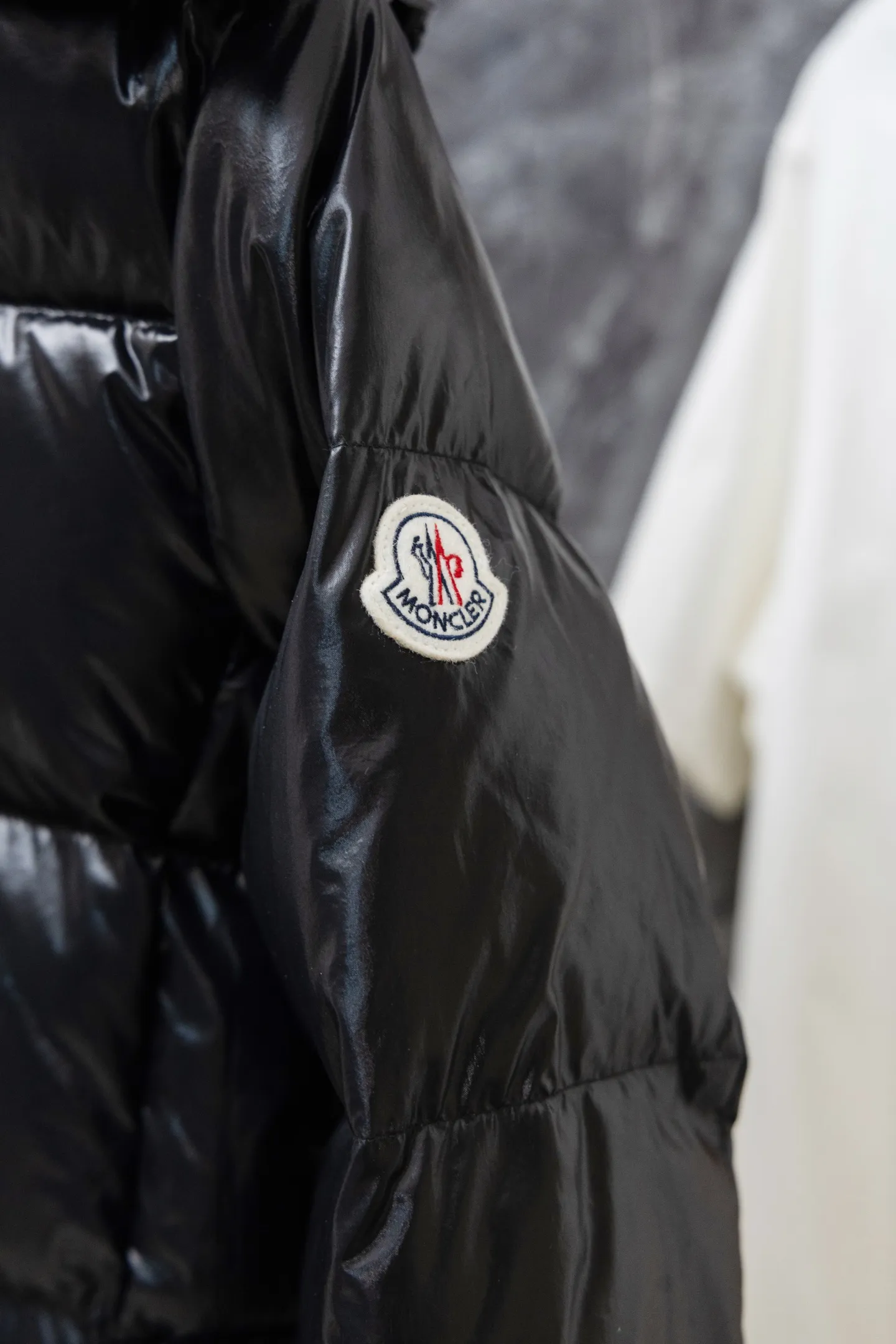 P900 Model No. J0177 MONCLER 25 high-definition woven hooded short down jacket. Uses 340 grams of down filling. Clear threading. Uses 10,000-needle embroidery. Original order customization 1:1 with smooth and delicate lines. Better texture. Not easy to deform, not easy to shrink, not easy to fade. Maintains long-lasting beauty. Color: Black, Milky White, Haze Blue, Size S-XL
