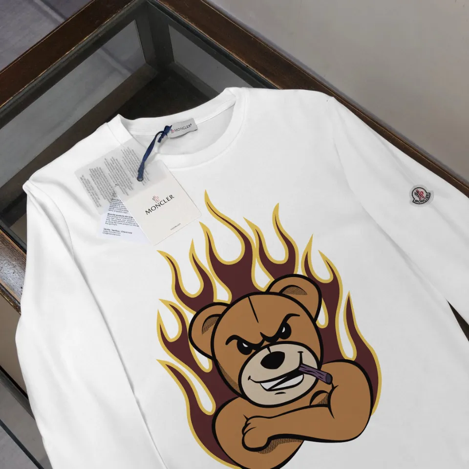 P180, a non-off-the-shelf model, you can trust it. Moncler printed long-sleeved T-shirt, 240g breathable cotton fabric, very soft and comfortable texture, does not shrink, does not deform, does not ball), can be worn alone as a base layer. Original customized accessories, collar label, care mark, hangtag, packaging (perfect details) Color: White Black Size: XS S M L