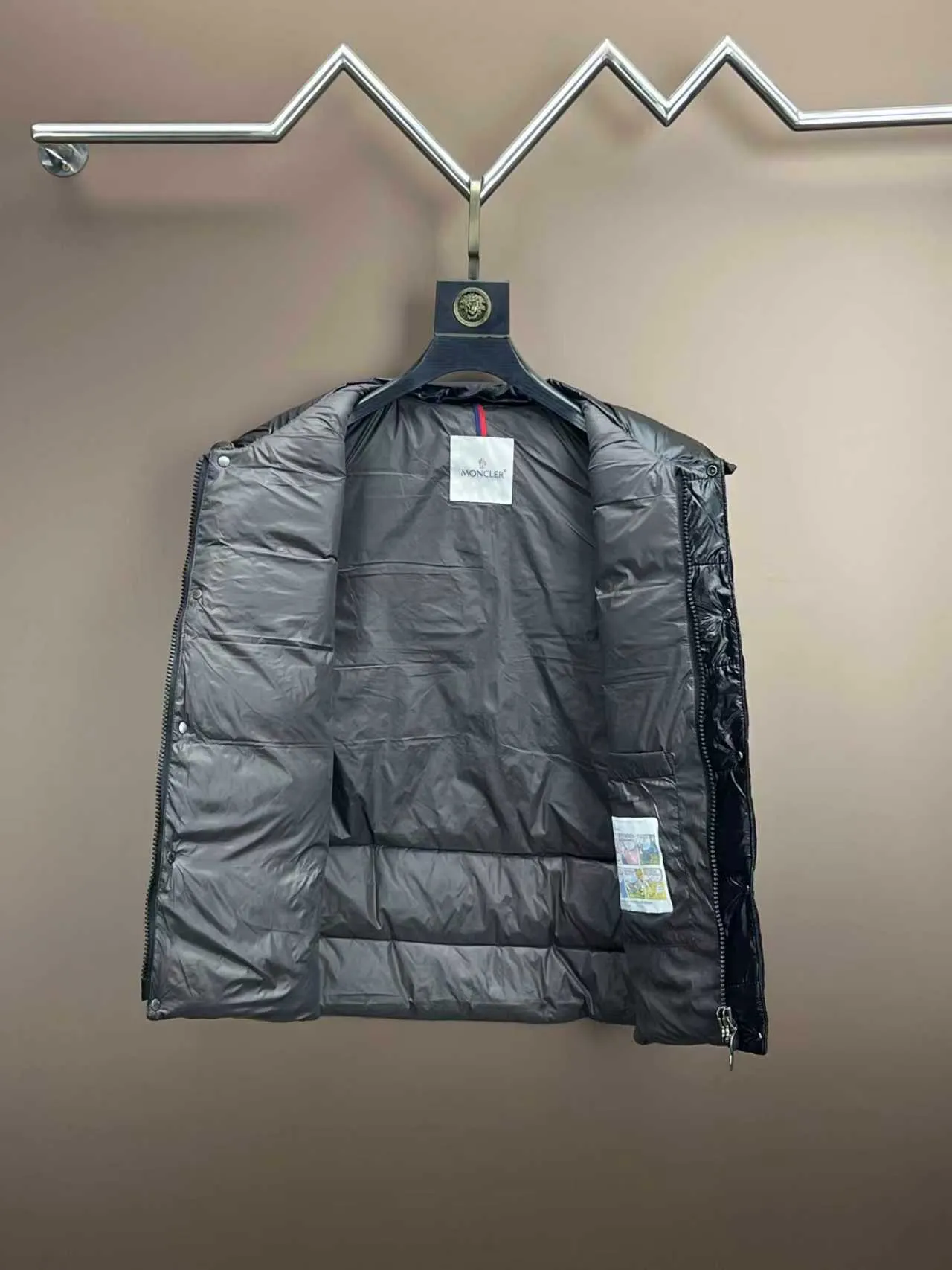 P510 🆕❤️2️⃣0️⃣2️⃣4️⃣The latest counter update moncler upgrades the new Bor me s down vest [love] This vest is made of iconic shiny lacquered nylon, with classic rectangular seams that make it stand out ✨✨✨ provides excellent protection and warmth, and the two-way zipper fly is matched with Moncler logo-shaped pulls. There is also a detachable cap with snap buttons and an elastic drawstring [Rose] [Rose] It’s full of details! Versatile, upper-body effect stir-fried chicken stick! 👍🏻 Color: black (grey lining) Size: 1-7