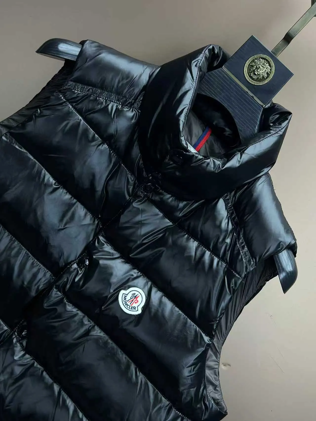 P510 🆕❤️2️⃣0️⃣2️⃣4️⃣The latest counter update moncler upgrades the new Bor me s down vest [love] This vest is made of iconic shiny lacquered nylon, with classic rectangular seams that make it stand out ✨✨✨ provides excellent protection and warmth, and the two-way zipper fly is matched with Moncler logo-shaped pulls. There is also a detachable cap with snap buttons and an elastic drawstring [Rose] [Rose] It’s full of details! Versatile, upper-body effect stir-fried chicken stick! 👍🏻 Color: black (grey lining) Size: 1-7