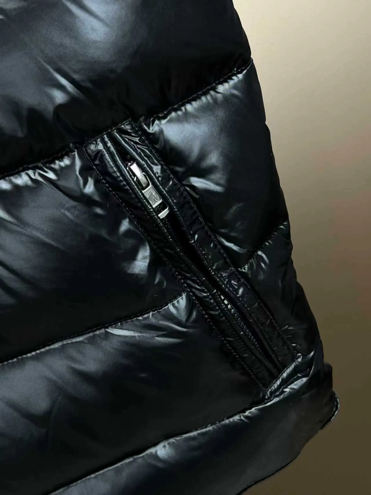 P510 🆕❤️2️⃣0️⃣2️⃣4️⃣The latest counter update moncler upgrades the new Bor me s down vest [love] This vest is made of iconic shiny lacquered nylon, with classic rectangular seams that make it stand out ✨✨✨ provides excellent protection and warmth, and the two-way zipper fly is matched with Moncler logo-shaped pulls. There is also a detachable cap with snap buttons and an elastic drawstring [Rose] [Rose] It’s full of details! Versatile, upper-body effect stir-fried chicken stick! 👍🏻 Color: black (grey lining) Size: 1-7