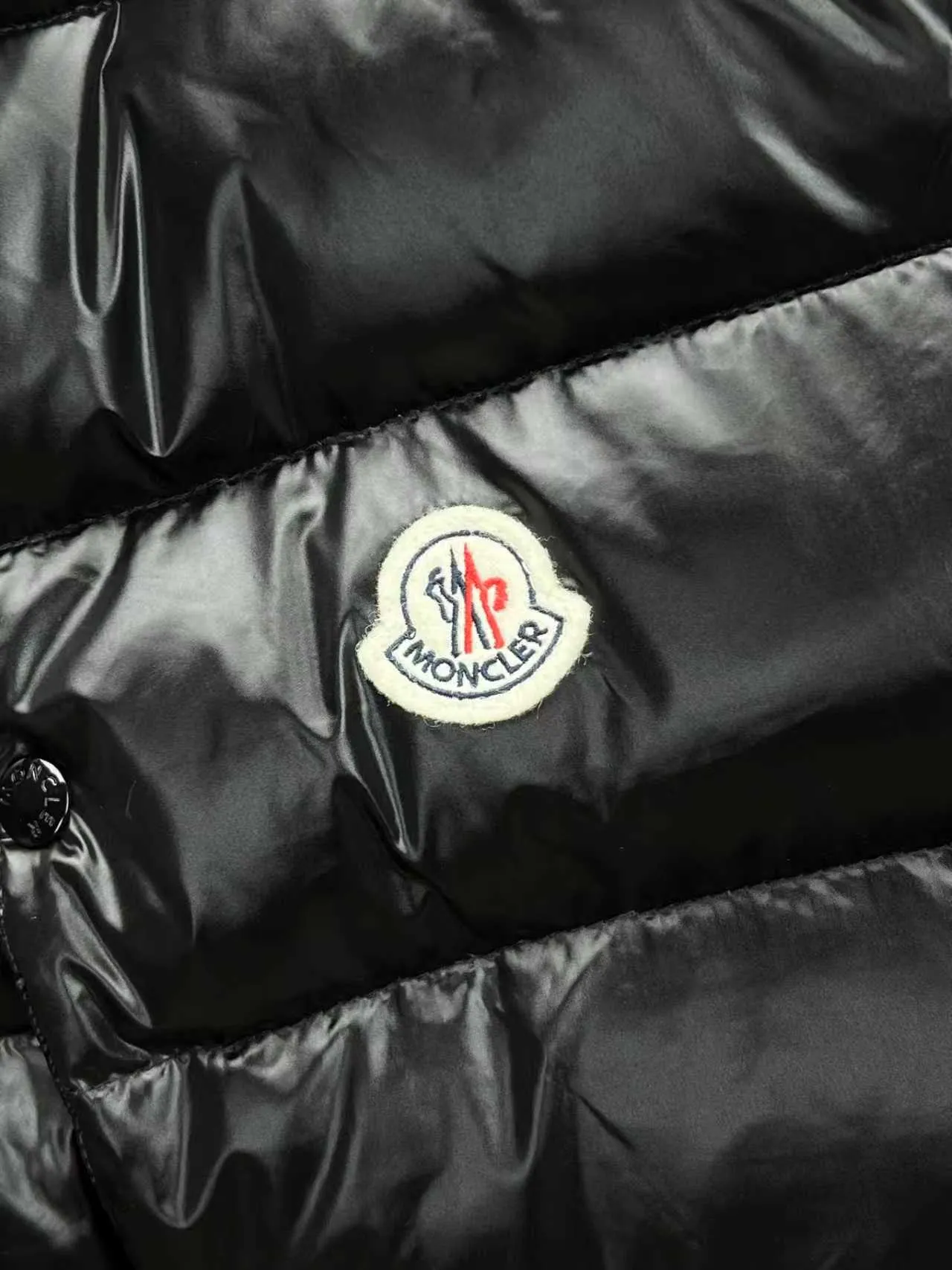 P510 🆕❤️2️⃣0️⃣2️⃣4️⃣The latest counter update moncler upgrades the new Bor me s down vest [love] This vest is made of iconic shiny lacquered nylon, with classic rectangular seams that make it stand out ✨✨✨ provides excellent protection and warmth, and the two-way zipper fly is matched with Moncler logo-shaped pulls. There is also a detachable cap with snap buttons and an elastic drawstring [Rose] [Rose] It’s full of details! Versatile, upper-body effect stir-fried chicken stick! 👍🏻 Color: black (grey lining) Size: 1-7