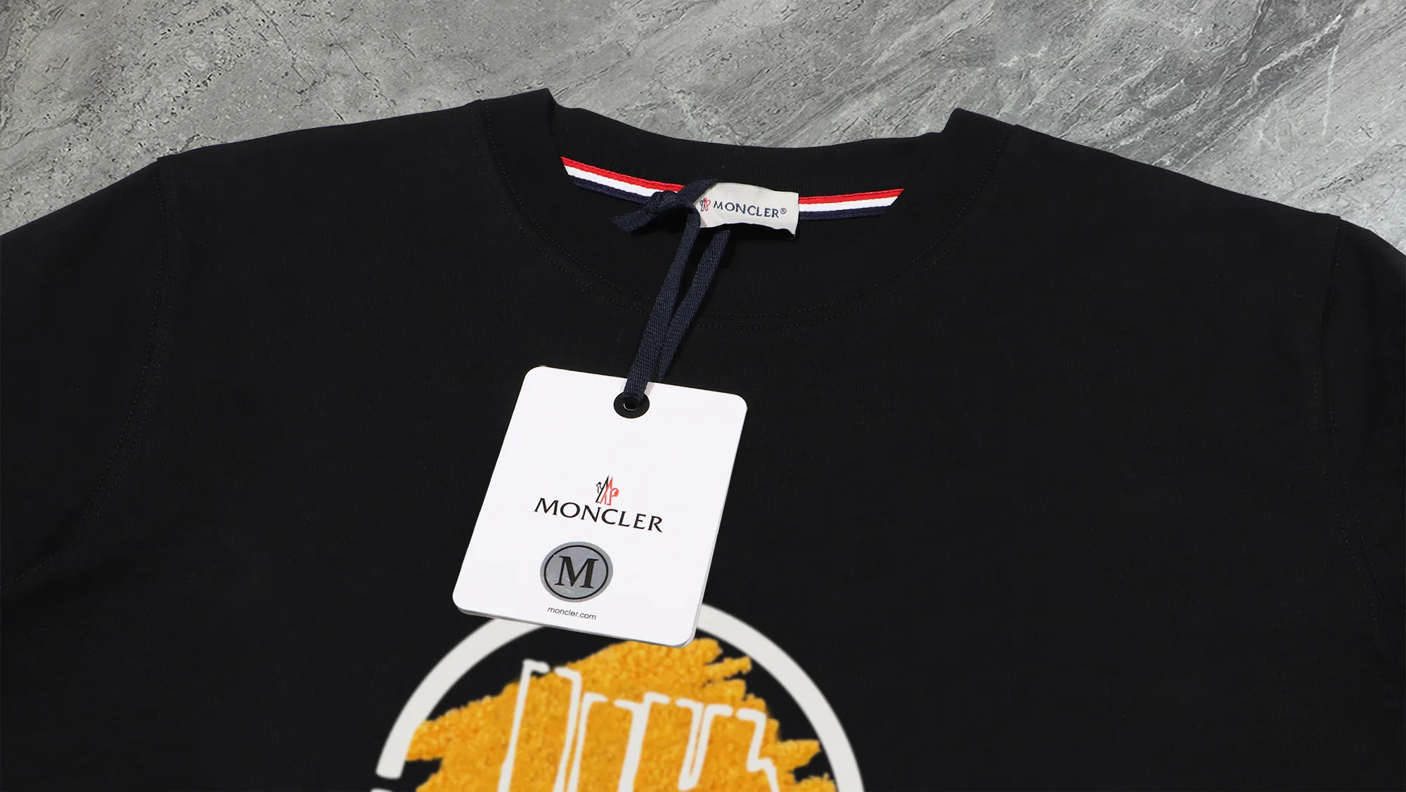 P210 High-version sweatshirt) [Long-term stock] 〖𝐌𝐎𝐍𝐂𝐋𝐄𝐑~Mask〗 Made of 440g heavy-weight fabric. It is different from the market currency. It can be matched with any variety and is properly handsome. 😎The whole dress is made of double waistcoats. The double waistcoats make the whole dress more three-dimensional. Not ordinary factories can do such fine work. 2025 Spring runway version of the T stage, on sale at the counter, round neck terry sweatshirt, high-end double-strand pure cotton, custom-made stretch ribs, dyed in the same vat, complete with three standards, matched with exquisite embroidered LOGO on the chest, simple and advanced, same style for men and women. Color: black, apricot, white, size: S M L XL 2XL