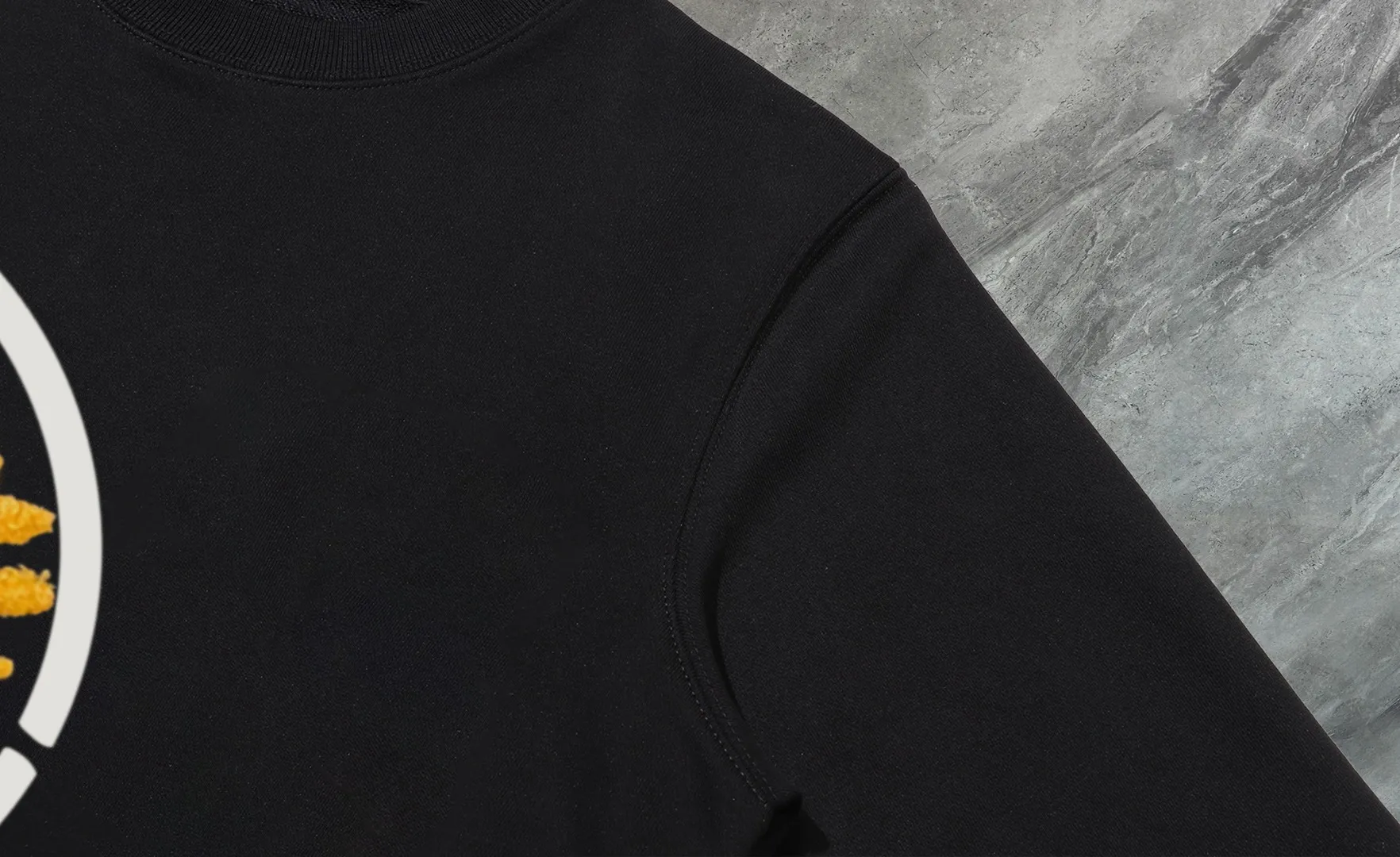 P210 High-version sweatshirt) [Long-term stock] 〖𝐌𝐎𝐍𝐂𝐋𝐄𝐑~Mask〗 Made of 440g heavy-weight fabric. It is different from the market currency. It can be matched with any variety and is properly handsome. 😎The whole dress is made of double waistcoats. The double waistcoats make the whole dress more three-dimensional. Not ordinary factories can do such fine work. 2025 Spring runway version of the T stage, on sale at the counter, round neck terry sweatshirt, high-end double-strand pure cotton, custom-made stretch ribs, dyed in the same vat, complete with three standards, matched with exquisite embroidered LOGO on the chest, simple and advanced, same style for men and women. Color: black, apricot, white, size: S M L XL 2XL