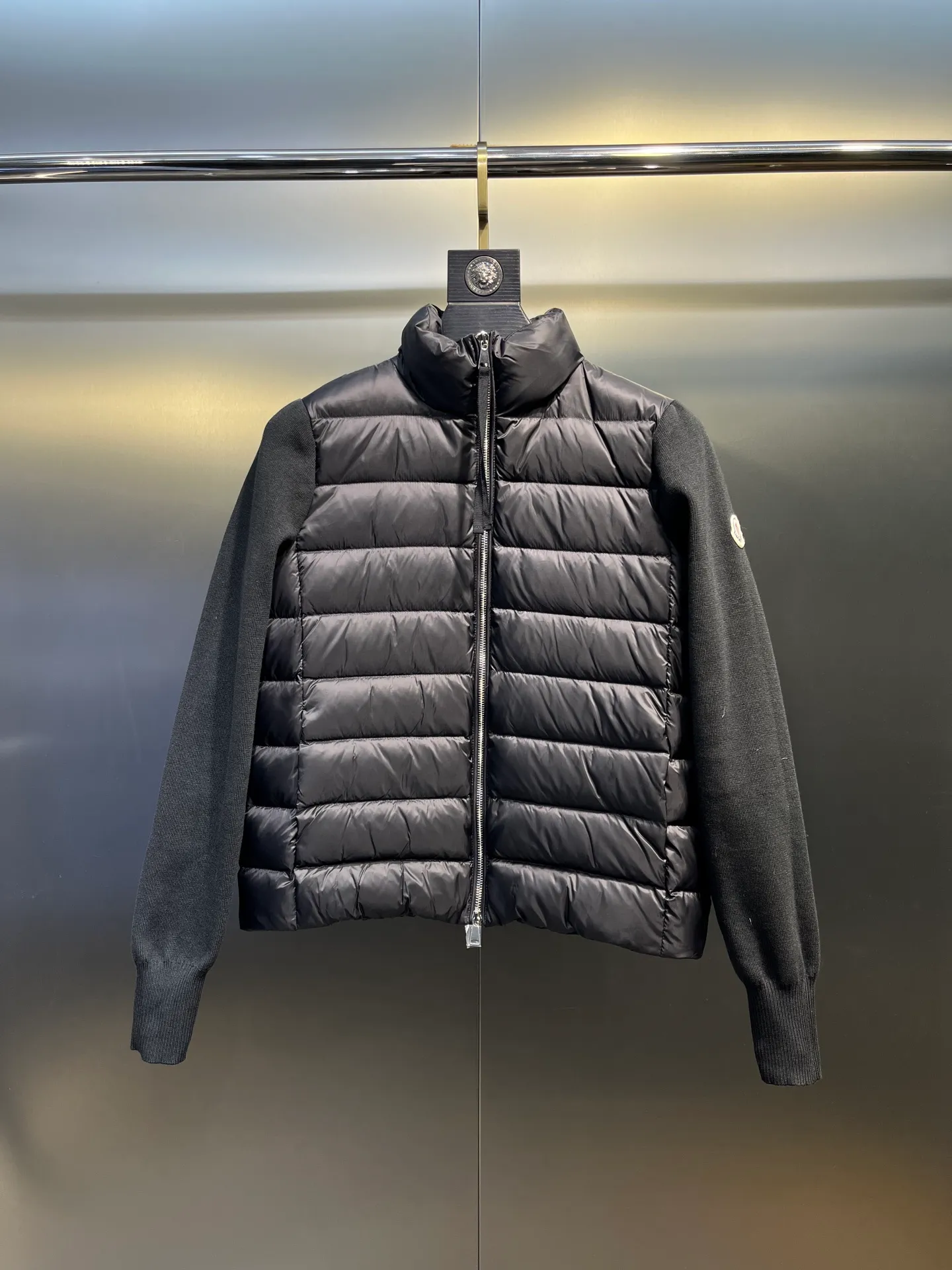 P560 MONCLER 🌟 The latest autumn and winter wool knitted splicing down stand-up collar short down jacket with national standard down filling. Light and comfortable, with built-in heating and warmth function. The sleeves are spliced ​​with merino wool for a comfortable and thick feel. Temperament stand-up collar zipper design. Minimalist luxury H version. Not picky about the upper body and super slim. Casual and versatile artifact. Italian elegance and high-end sense. Casual and atmospheric. Color: black, off-white, pink. Size: s m l