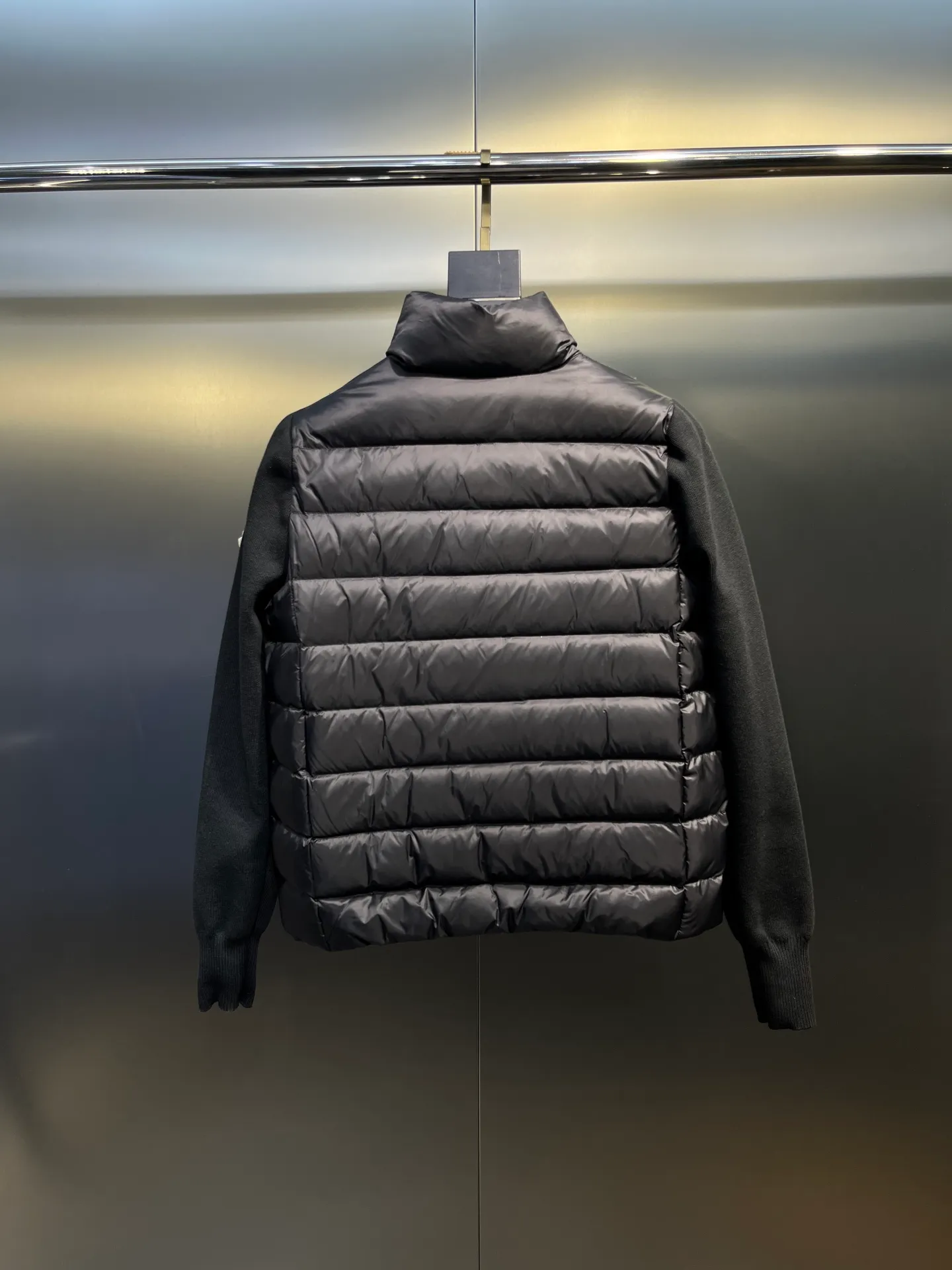P560 MONCLER 🌟 The latest autumn and winter wool knitted splicing down stand-up collar short down jacket with national standard down filling. Light and comfortable, with built-in heating and warmth function. The sleeves are spliced ​​with merino wool for a comfortable and thick feel. Temperament stand-up collar zipper design. Minimalist luxury H version. Not picky about the upper body and super slim. Casual and versatile artifact. Italian elegance and high-end sense. Casual and atmospheric. Color: black, off-white, pink. Size: s m l