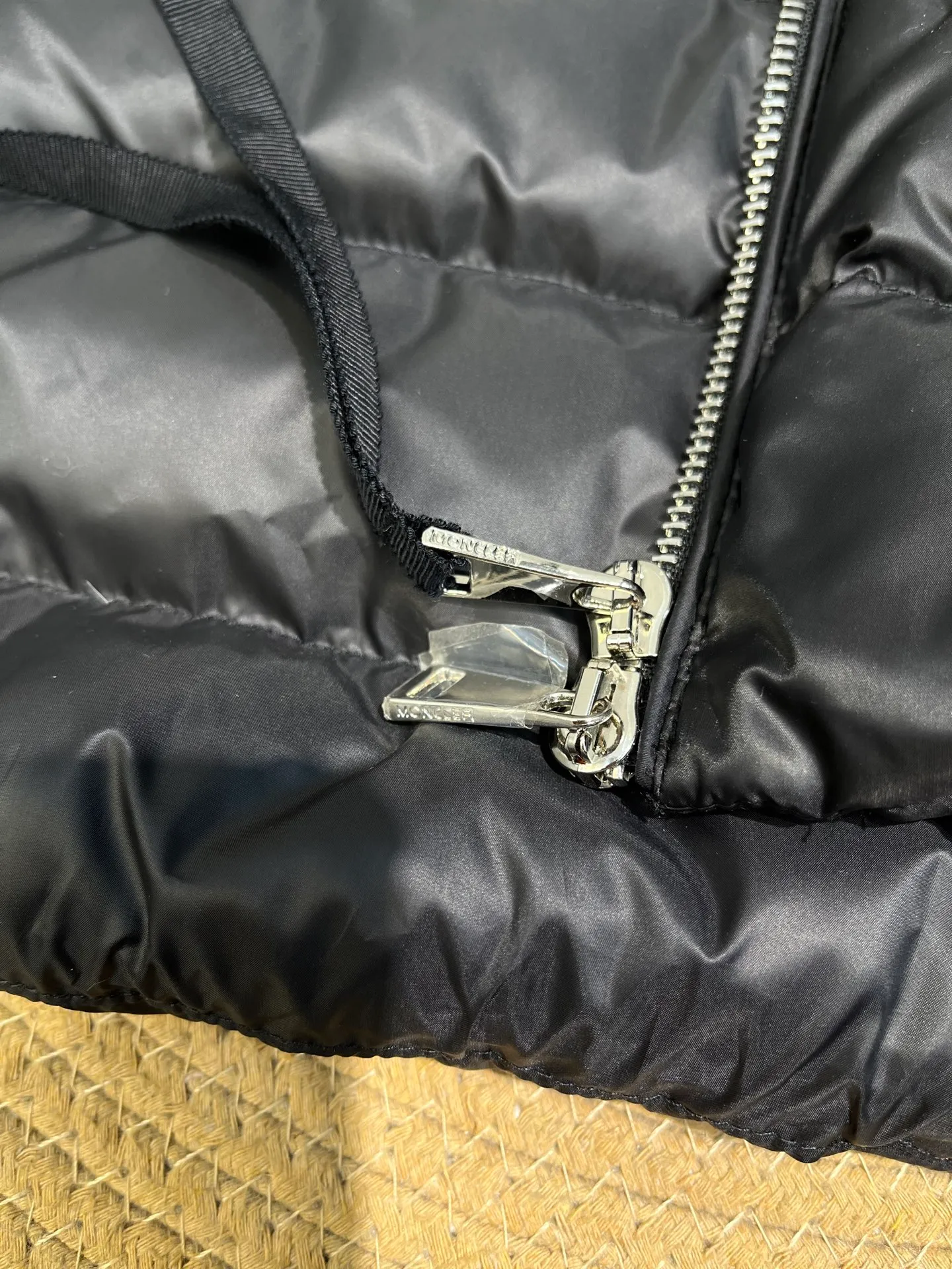 P560 MONCLER 🌟 The latest autumn and winter wool knitted splicing down stand-up collar short down jacket with national standard down filling. Light and comfortable, with built-in heating and warmth function. The sleeves are spliced ​​with merino wool for a comfortable and thick feel. Temperament stand-up collar zipper design. Minimalist luxury H version. Not picky about the upper body and super slim. Casual and versatile artifact. Italian elegance and high-end sense. Casual and atmospheric. Color: black, off-white, pink. Size: s m l