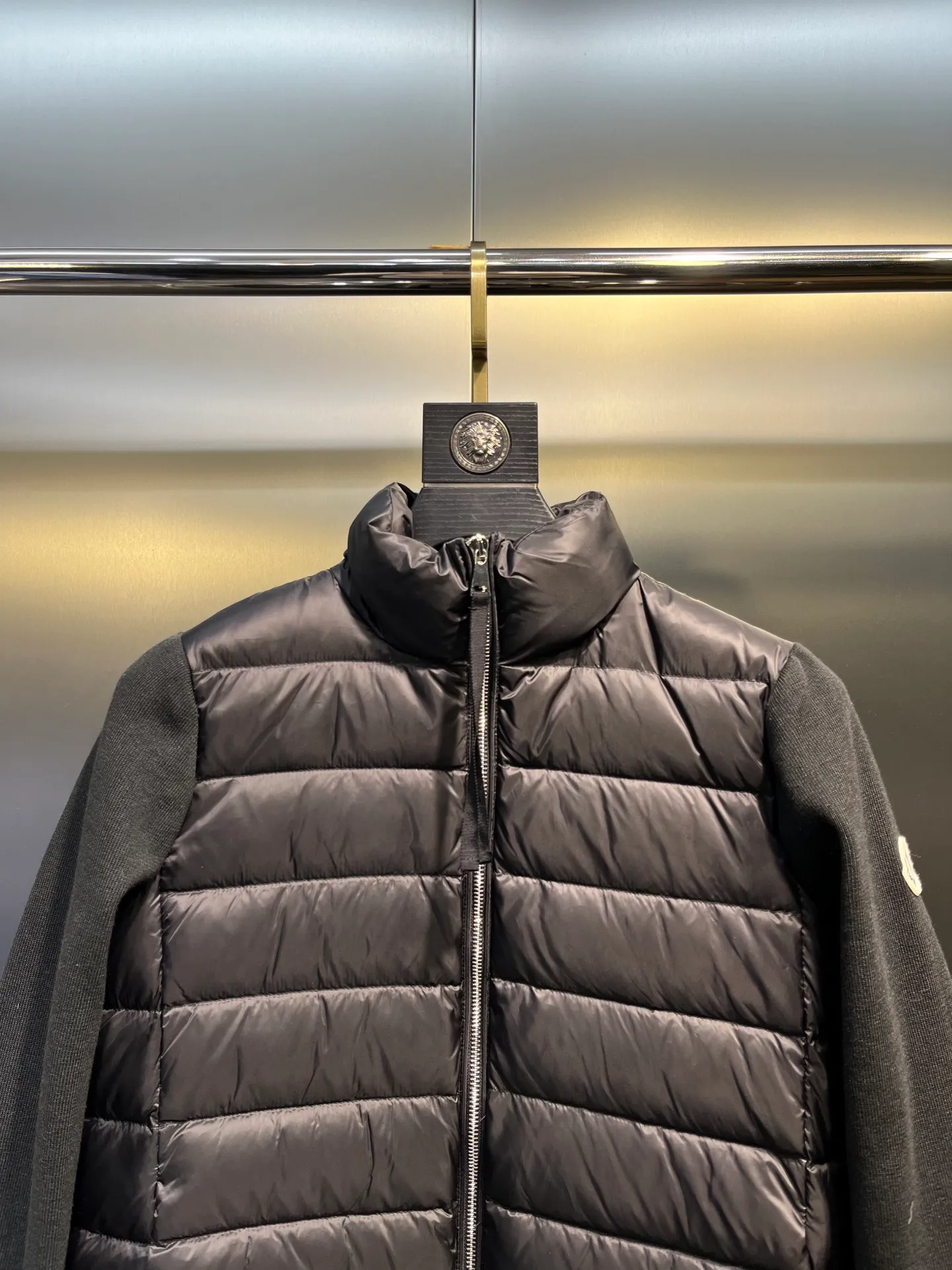P560 MONCLER 🌟 The latest autumn and winter wool knitted splicing down stand-up collar short down jacket with national standard down filling. Light and comfortable, with built-in heating and warmth function. The sleeves are spliced ​​with merino wool for a comfortable and thick feel. Temperament stand-up collar zipper design. Minimalist luxury H version. Not picky about the upper body and super slim. Casual and versatile artifact. Italian elegance and high-end sense. Casual and atmospheric. Color: black, off-white, pink. Size: s m l