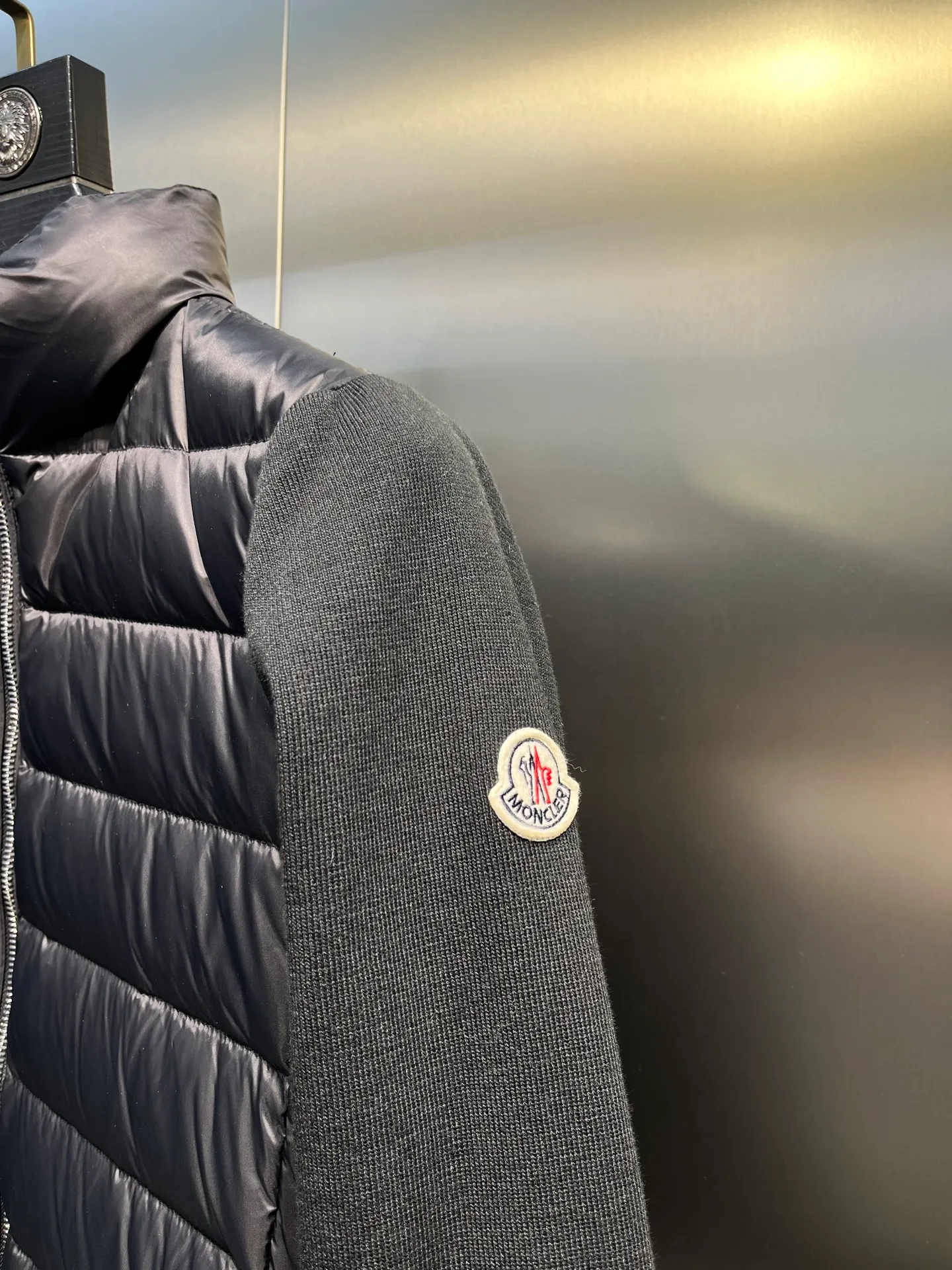 P560 MONCLER 🌟 The latest autumn and winter wool knitted splicing down stand-up collar short down jacket with national standard down filling. Light and comfortable, with built-in heating and warmth function. The sleeves are spliced ​​with merino wool for a comfortable and thick feel. Temperament stand-up collar zipper design. Minimalist luxury H version. Not picky about the upper body and super slim. Casual and versatile artifact. Italian elegance and high-end sense. Casual and atmospheric. Color: black, off-white, pink. Size: s m l