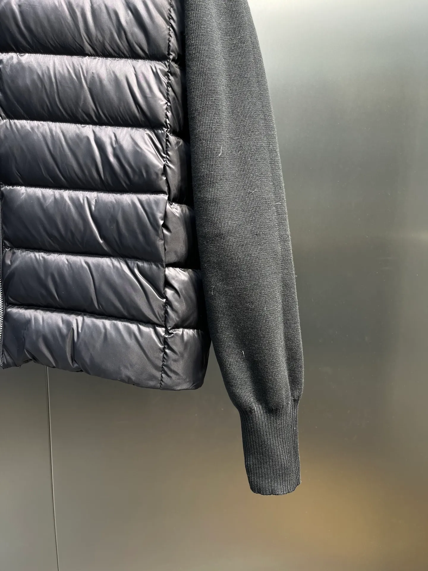P560 MONCLER 🌟 The latest autumn and winter wool knitted splicing down stand-up collar short down jacket with national standard down filling. Light and comfortable, with built-in heating and warmth function. The sleeves are spliced ​​with merino wool for a comfortable and thick feel. Temperament stand-up collar zipper design. Minimalist luxury H version. Not picky about the upper body and super slim. Casual and versatile artifact. Italian elegance and high-end sense. Casual and atmospheric. Color: black, off-white, pink. Size: s m l