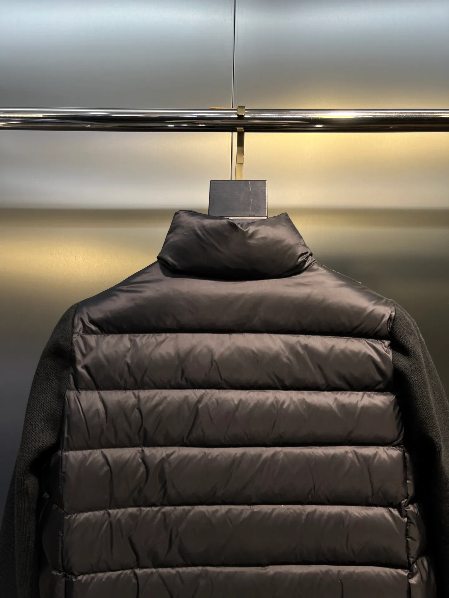 P560 MONCLER 🌟 The latest autumn and winter wool knitted splicing down stand-up collar short down jacket with national standard down filling. Light and comfortable, with built-in heating and warmth function. The sleeves are spliced ​​with merino wool for a comfortable and thick feel. Temperament stand-up collar zipper design. Minimalist luxury H version. Not picky about the upper body and super slim. Casual and versatile artifact. Italian elegance and high-end sense. Casual and atmospheric. Color: black, off-white, pink. Size: s m l
