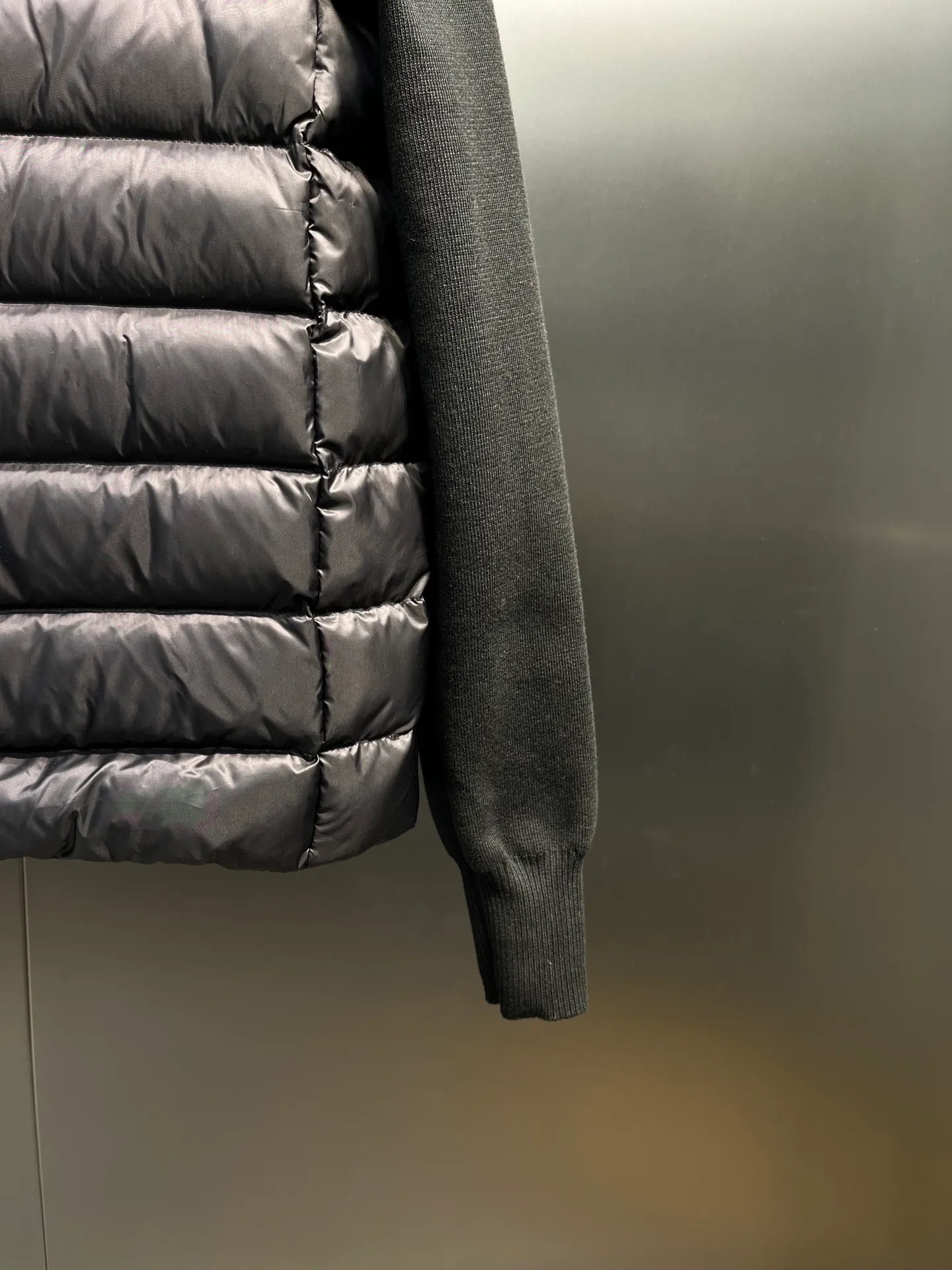 P560 MONCLER 🌟 The latest autumn and winter wool knitted splicing down stand-up collar short down jacket with national standard down filling. Light and comfortable, with built-in heating and warmth function. The sleeves are spliced ​​with merino wool for a comfortable and thick feel. Temperament stand-up collar zipper design. Minimalist luxury H version. Not picky about the upper body and super slim. Casual and versatile artifact. Italian elegance and high-end sense. Casual and atmospheric. Color: black, off-white, pink. Size: s m l