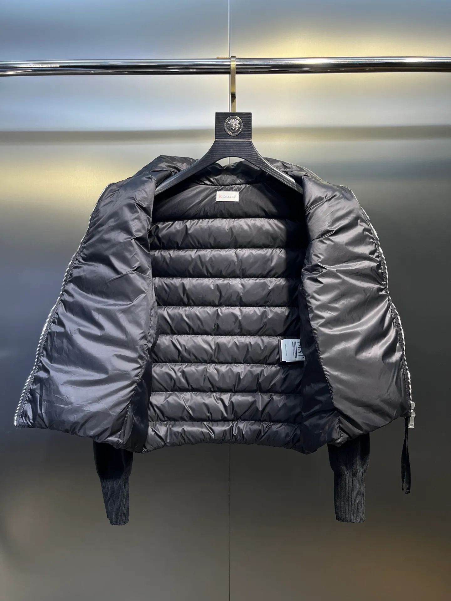 P560 MONCLER 🌟 The latest autumn and winter wool knitted splicing down stand-up collar short down jacket with national standard down filling. Light and comfortable, with built-in heating and warmth function. The sleeves are spliced ​​with merino wool for a comfortable and thick feel. Temperament stand-up collar zipper design. Minimalist luxury H version. Not picky about the upper body and super slim. Casual and versatile artifact. Italian elegance and high-end sense. Casual and atmospheric. Color: black, off-white, pink. Size: s m l