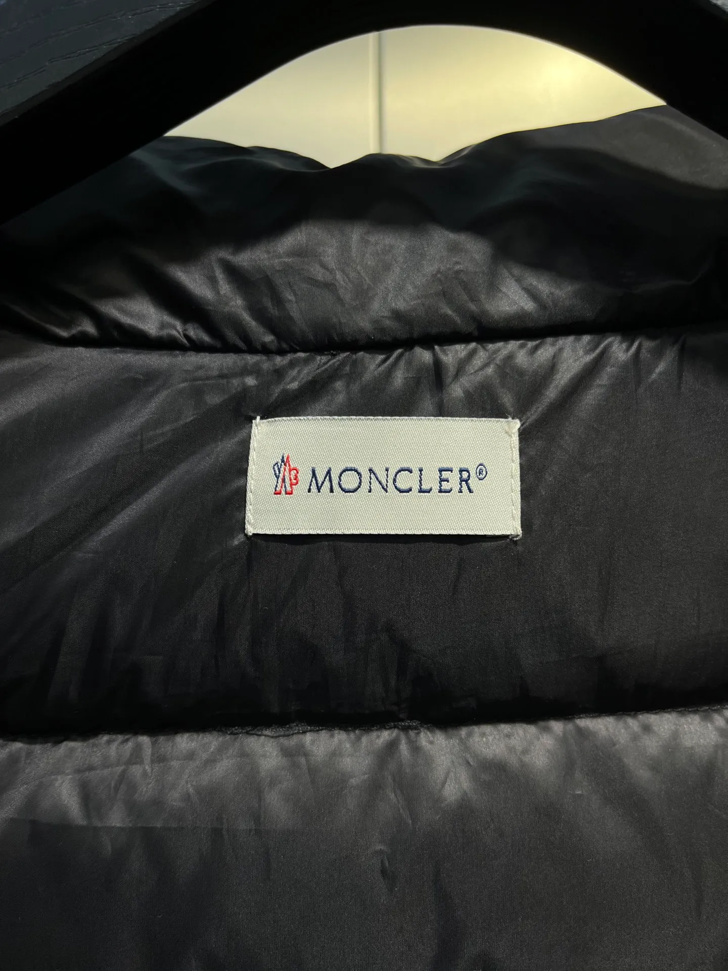 P560 MONCLER 🌟 The latest autumn and winter wool knitted splicing down stand-up collar short down jacket with national standard down filling. Light and comfortable, with built-in heating and warmth function. The sleeves are spliced ​​with merino wool for a comfortable and thick feel. Temperament stand-up collar zipper design. Minimalist luxury H version. Not picky about the upper body and super slim. Casual and versatile artifact. Italian elegance and high-end sense. Casual and atmospheric. Color: black, off-white, pink. Size: s m l