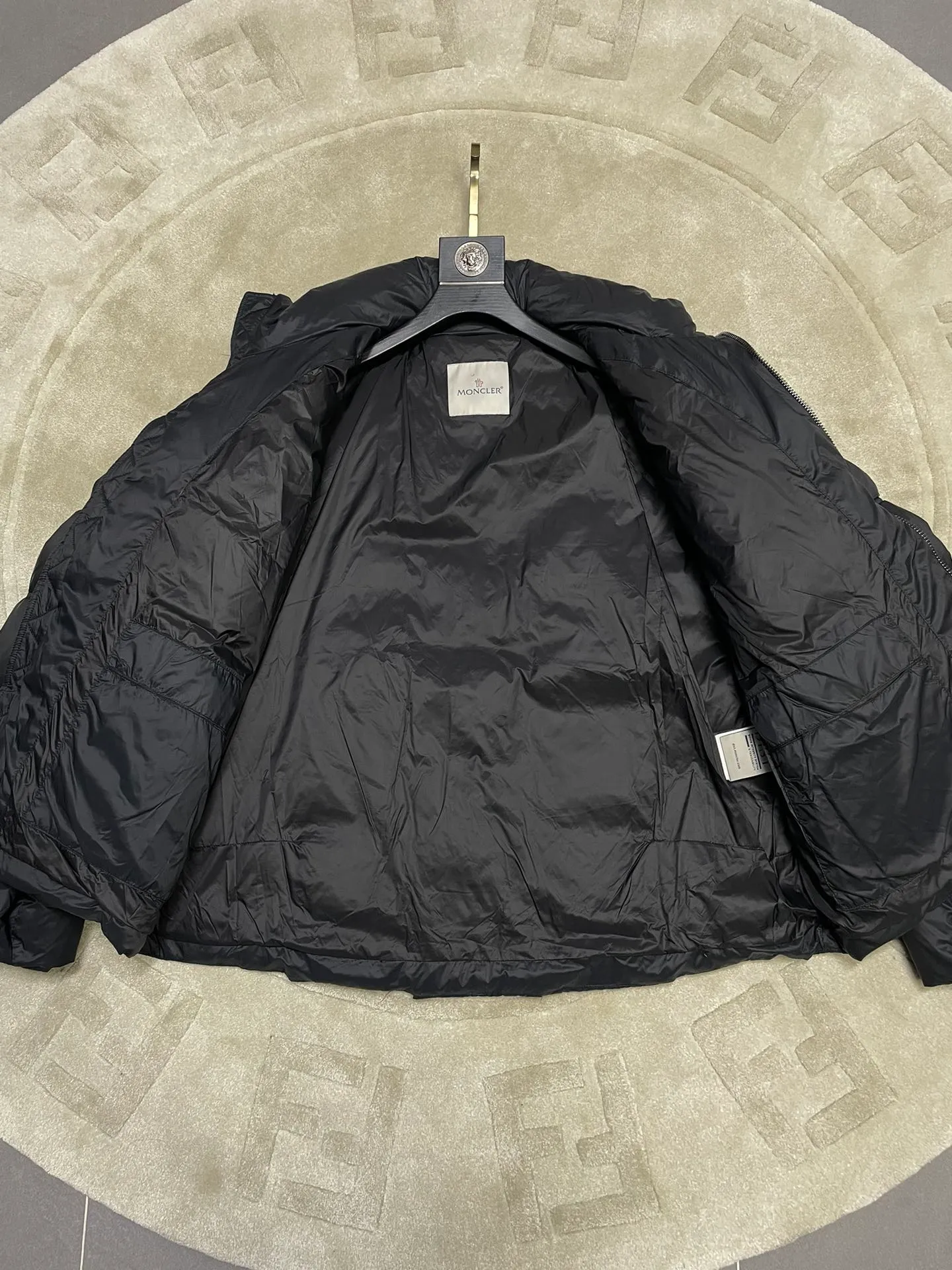 P1100 Premium down⬆️Moncler Actors Zhou Yutong and Wang Anyu passionately interpret the "dream staircase" design concept. This three-dimensional quilted down jacket is made of lightweight tear-resistant fabric and was created in collaboration with Christopher Raxxy. This down jacket is inspired by a spiral staircase, with decorative elements that represent the winding steps of destiny. Details Made of lightweight ripstop fabric Fine ripstop lining Zippered opening and hidden pockets Windproof fly Zip closure Quilted patch, down-filled Co-branded felt logo patch size: 0123