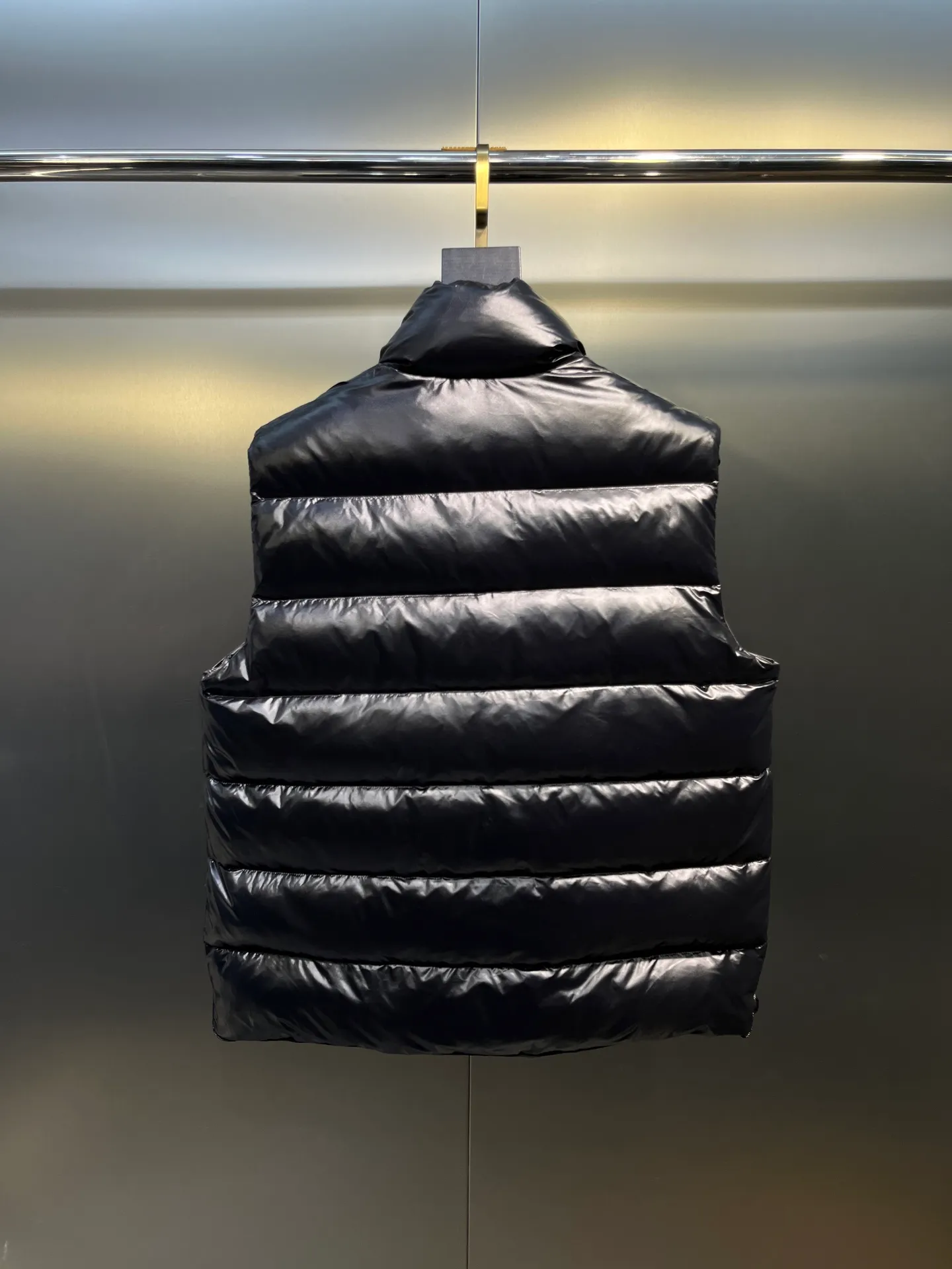P490 moncler🌟Down vest Original customized hardware accessories are all imported and original customized. Welcome to compare. Absolutely high quality. Made of top-grade 95 white duck down. Super soft. Filled with fluffy and full feathers. Super heavy-duty. Fabric workmanship and perfect pattern. Note that the fabric is super comfortable. Exclusive model. Non-market product. Same style for men and women. Size: 123456