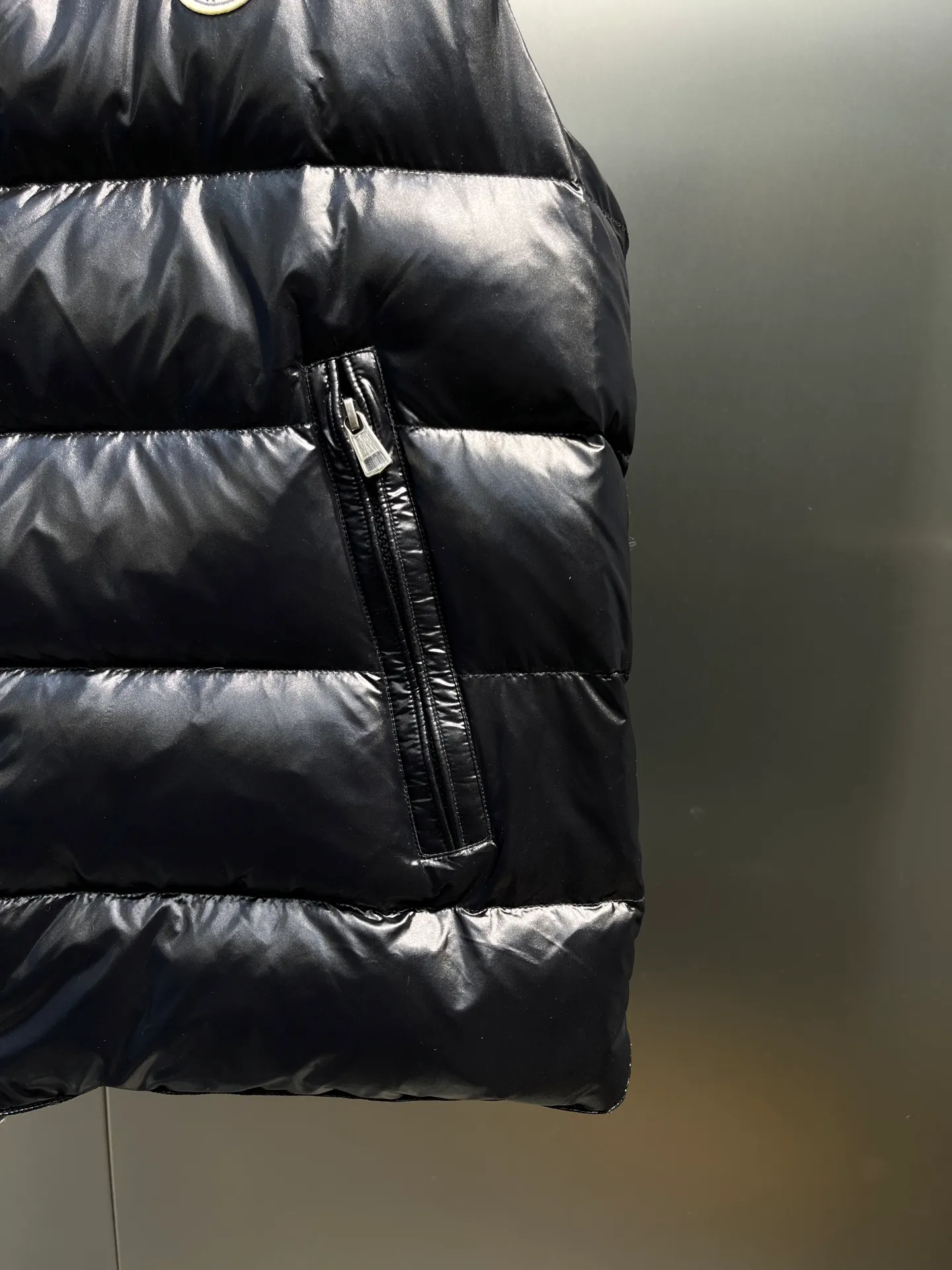 P490 moncler🌟Down vest Original customized hardware accessories are all imported and original customized. Welcome to compare. Absolutely high quality. Made of top-grade 95 white duck down. Super soft. Filled with fluffy and full feathers. Super heavy-duty. Fabric workmanship and perfect pattern. Note that the fabric is super comfortable. Exclusive model. Non-market product. Same style for men and women. Size: 123456