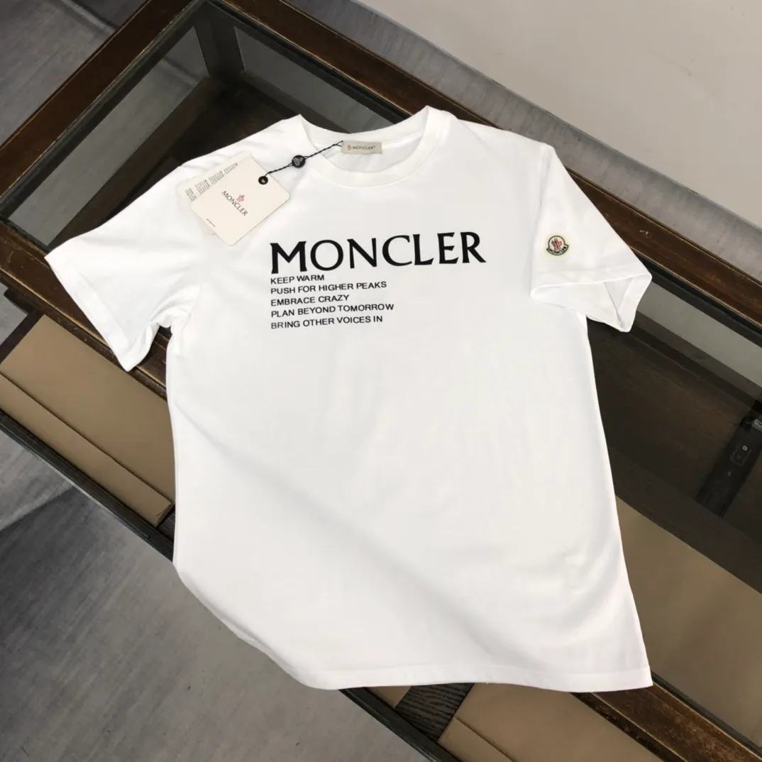 P150 MONCLER New model for the mouth. Themed design T-shirt. The fabric upper body is comfortable and breathable, not stiff, slim cut, and made of high-end custom-made pure cotton fabric! The upper body is comfortable and stylish, and it can be worn alone as an inner layer. It is a must-have for fashionistas! ! ! Black White [Size] S-XL (larger version)