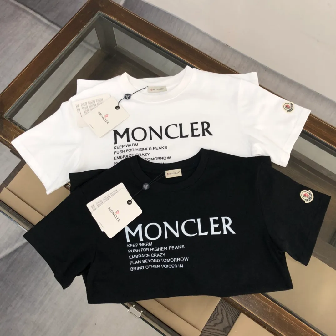 P150 MONCLER New model for the mouth. Themed design T-shirt. The fabric upper body is comfortable and breathable, not stiff, slim cut, and made of high-end custom-made pure cotton fabric! The upper body is comfortable and stylish, and it can be worn alone as an inner layer. It is a must-have for fashionistas! ! ! Black White [Size] S-XL (larger version)
