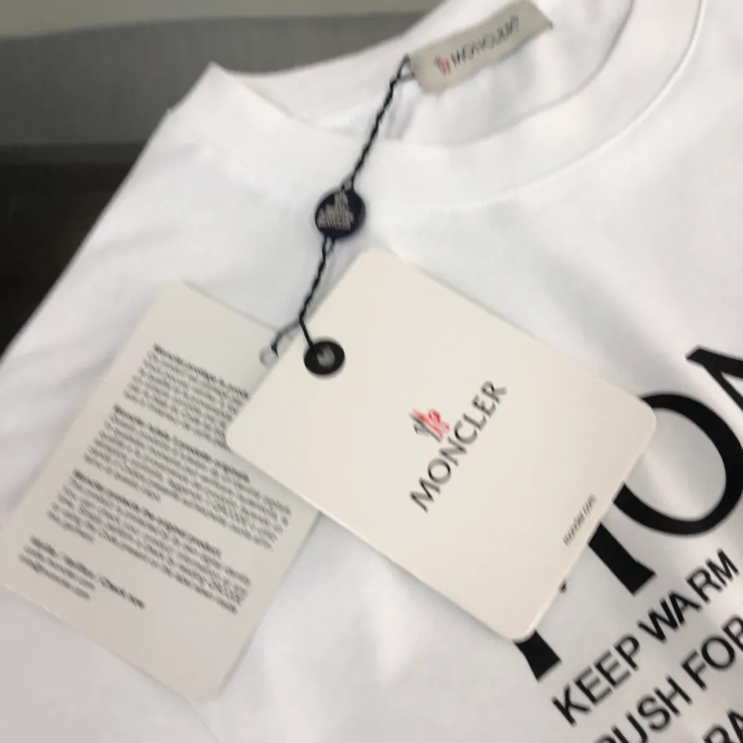 P150 MONCLER New model for the mouth. Themed design T-shirt. The fabric upper body is comfortable and breathable, not stiff, slim cut, and made of high-end custom-made pure cotton fabric! The upper body is comfortable and stylish, and it can be worn alone as an inner layer. It is a must-have for fashionistas! ! ! Black White [Size] S-XL (larger version)