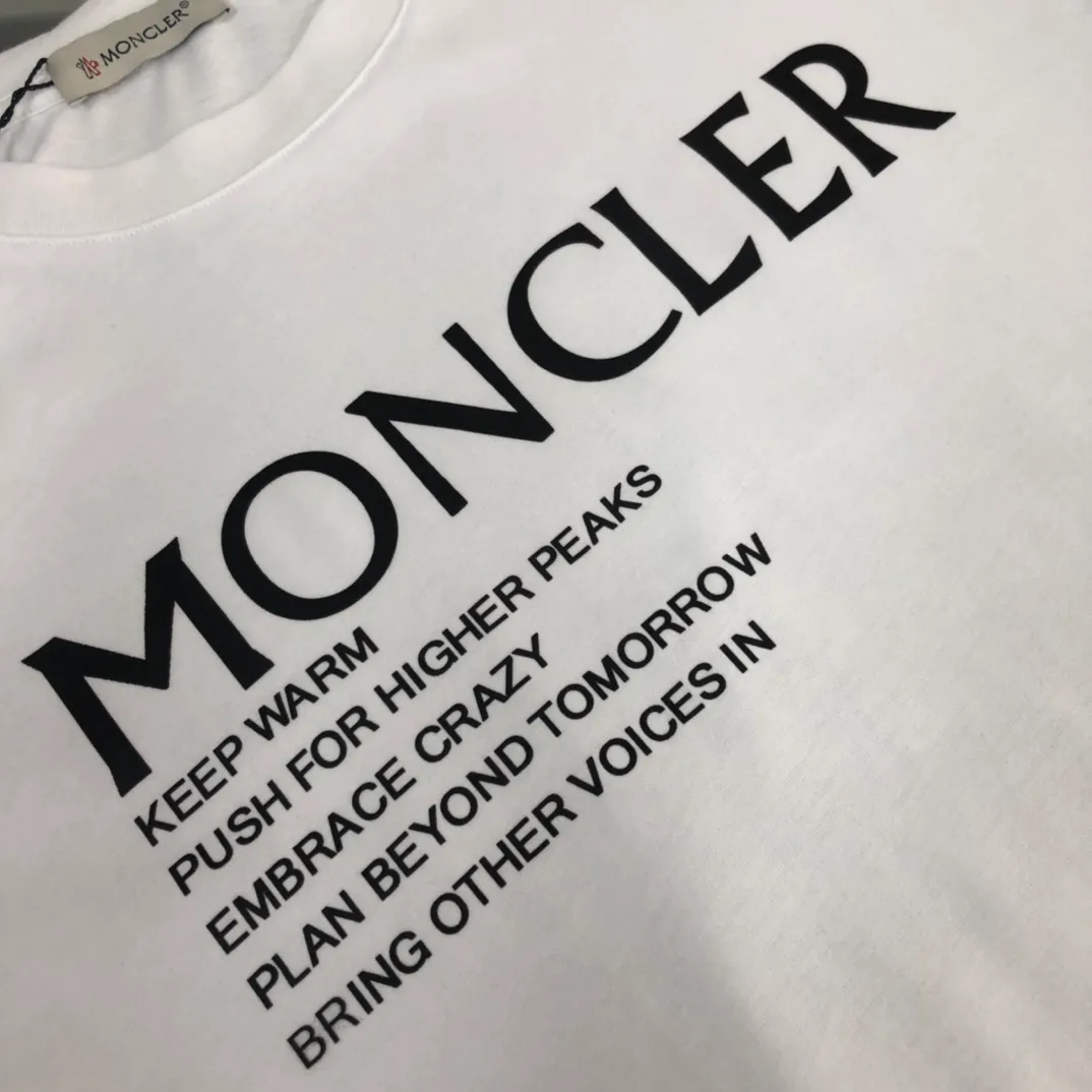 P150 MONCLER New model for the mouth. Themed design T-shirt. The fabric upper body is comfortable and breathable, not stiff, slim cut, and made of high-end custom-made pure cotton fabric! The upper body is comfortable and stylish, and it can be worn alone as an inner layer. It is a must-have for fashionistas! ! ! Black White [Size] S-XL (larger version)