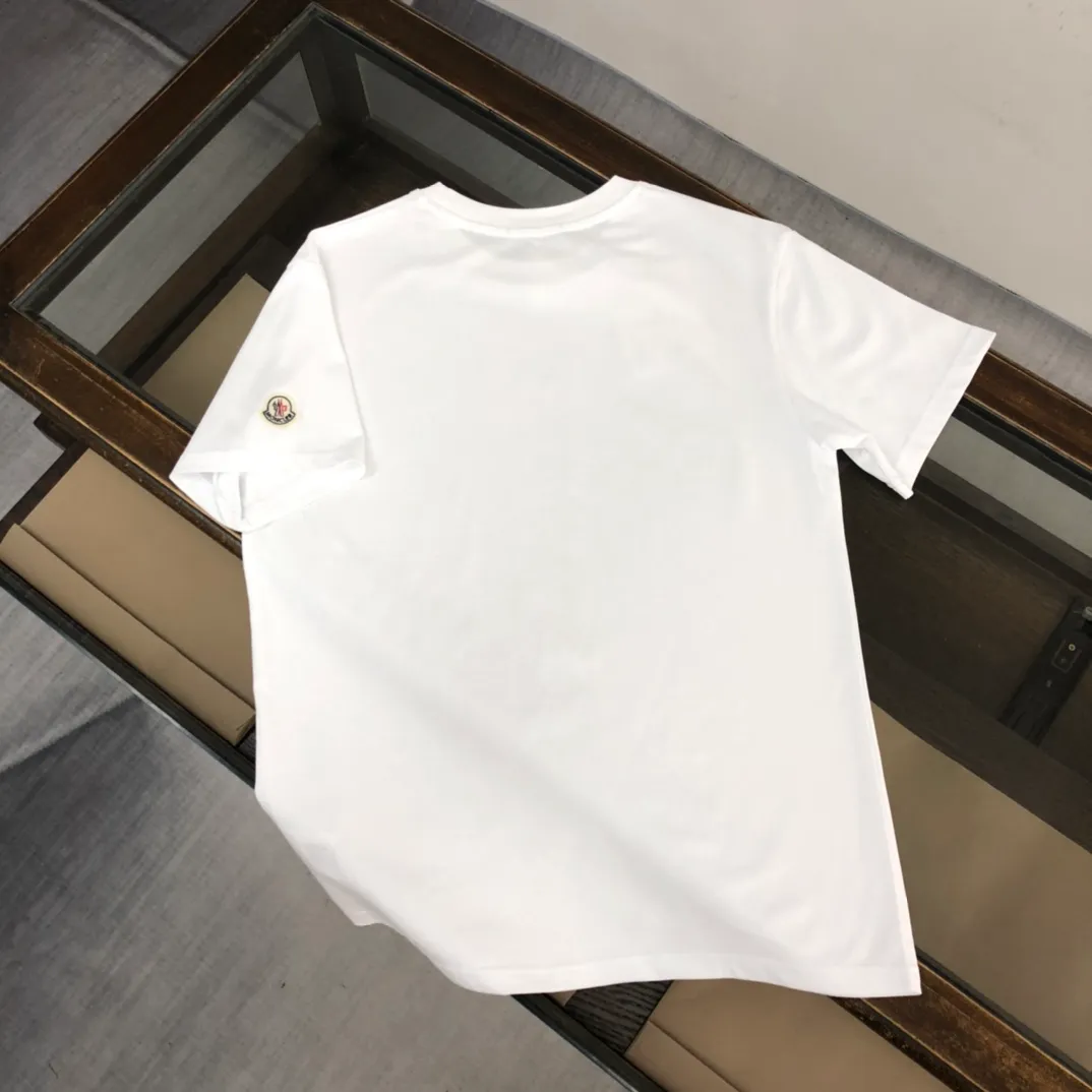 P150 MONCLER New model for the mouth. Themed design T-shirt. The fabric upper body is comfortable and breathable, not stiff, slim cut, and made of high-end custom-made pure cotton fabric! The upper body is comfortable and stylish, and it can be worn alone as an inner layer. It is a must-have for fashionistas! ! ! Black White [Size] S-XL (larger version)