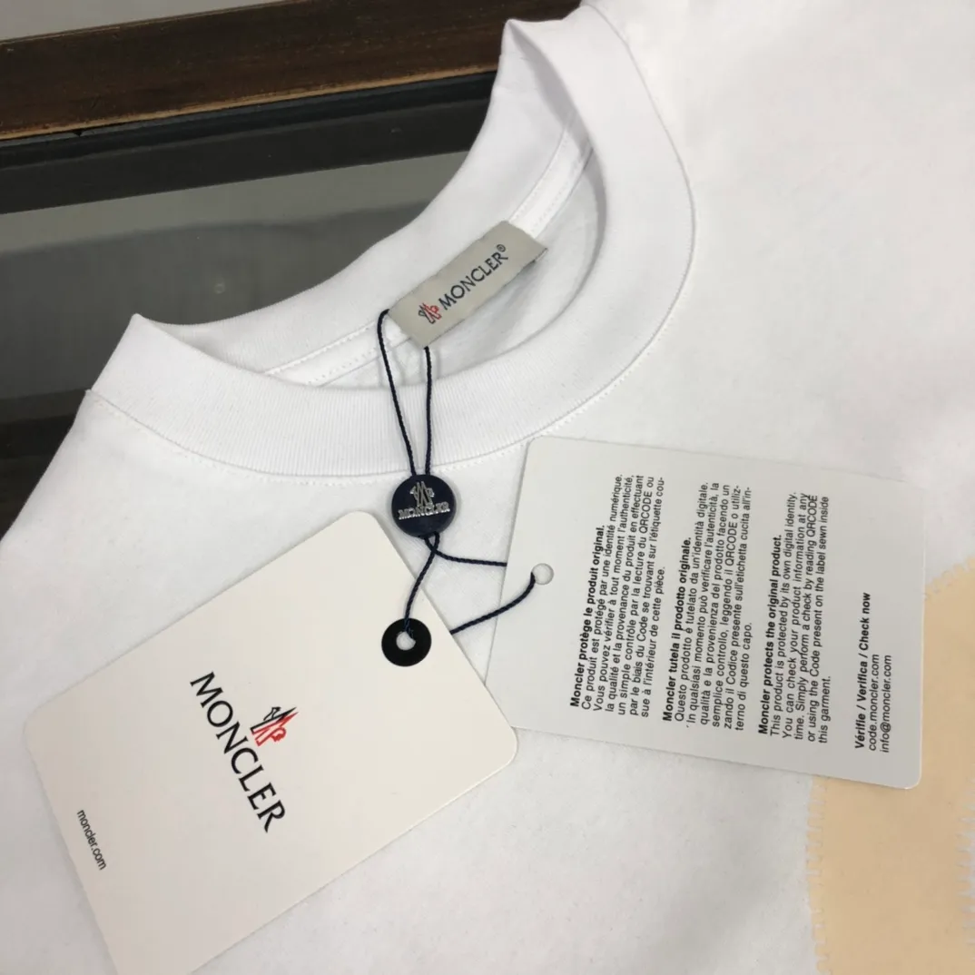 P160 🔥MONCLER New model of Mongolian mouth, customized high-end ready-to-wear! Fashionable and trendy casual short-sleeved T-shirt, gentle, soft, delicate, skin-friendly, comfortable and cool, the chest pattern is stylish and full of vitality! A fashionable and versatile must-have! Color: black white Size: S～XL (loose version, please state your height and weight when placing an order)