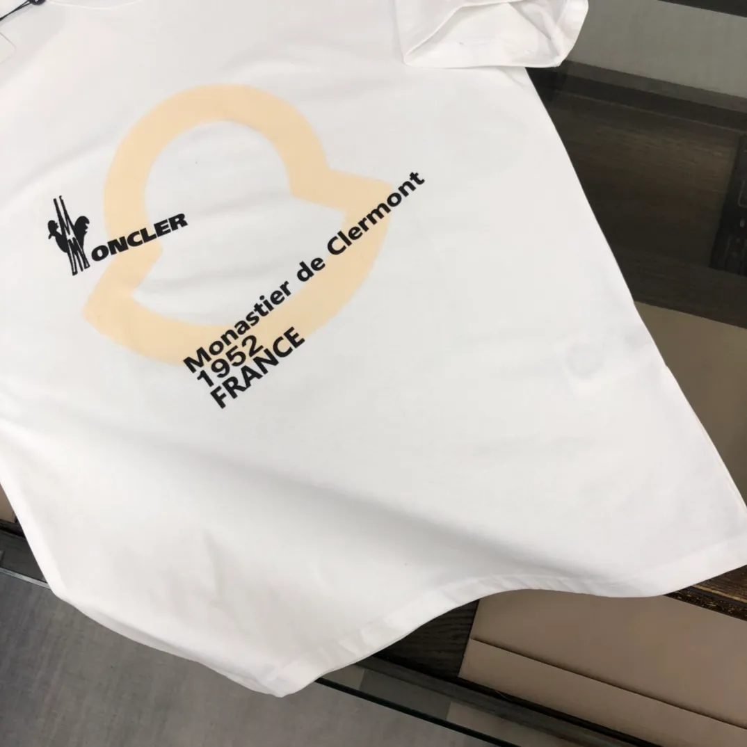 P160 🔥MONCLER New model of Mongolian mouth, customized high-end ready-to-wear! Fashionable and trendy casual short-sleeved T-shirt, gentle, soft, delicate, skin-friendly, comfortable and cool, the chest pattern is stylish and full of vitality! A fashionable and versatile must-have! Color: black white Size: S～XL (loose version, please state your height and weight when placing an order)