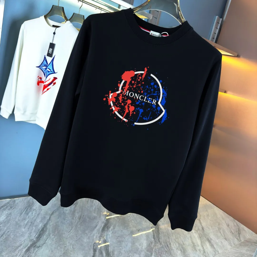 P210 high version sweatshirt) 📦With exclusive picture packaging📦 [Long-term ready stock] Upgraded version "Mobile phone smart sensor ~ NFC chip armband ~ Direct access to the official website anti-counterfeiting" 〖 𝐌𝐎𝐍𝐂𝐋𝐄𝐑 ~ Mouth covering〗 2025 new high quality, using 450g heavyweight fabric Different from the market currency, you can mix and match everything at will and you will be handsome😎The whole clothes is made of double waistcoats. The double waistcoats make the whole dress more three-dimensional. It is not an ordinary factory that can do such fine work. 2025 autumn and winter new style, on sale at the counter, exquisite printed round neck terry sweatshirt. High-end double-ply cotton. Customized stretch ribs are dyed in the same vat. Three standards are complete. It is matched with digital printing patterns and is very breathable. Same style for men and women. Color: black, white, apricot. Size: S M L XL 2XL