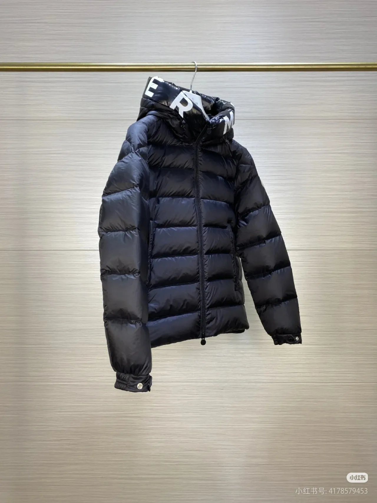 P840 Top Version Moncler✖Salzman Mouth Jacket Vibrant performance and iconic style define the look of the Salzman Jacket, a versatile piece that goes with everything. This men's style is made from windproof and water-resistant LongueSaison nylon with lightweight pudding quilting for optimal warmth. A Moncler-branded hood, adjustable cuffs and two-way zip closure enhance comfort and performance. Made of LongueSaison nylon with down filling and pudding quilting Hood with drawstring and Moncler lettering Zippered side pockets Two-way zip closure on the front Adjustable elastic cuffs with snap button closure Felt Moncler logo on the sleeves Regular cut at the shoulders and a straight cut through the body. Exterior: 100% polyamide/nylon; Lining: 100% polyamide/nylon; Filling: 90% down, 10% feather; 1 material: 100% polyamide/nylon. Each down jacket has more than 400 grams of down filling. A real cost-effective cold-resistant weapon. Size: 1-5. Size 1. Shoulder width 46. Bust 122. Length 65. Sleeve length 60. Wear less than 130 catties. No. 2, shoulder width 47, bust 116, dress length 66, sleeve length 61, weighs 130-145 kilograms. No. 3, shoulder width 48, chest girth 120, dress length 67 sleeve length, 62, weighs 145-160 kilograms. No. 4, shoulder width 50, chest girth 124, dress length 68, sleeve length 63, wears 160-175 kilograms. Size 5 shoulder width 52 bust 128 length 69 sleeve length 65 weight 175-190 pounds / color: black pure white code number: 1 2 3 4 5