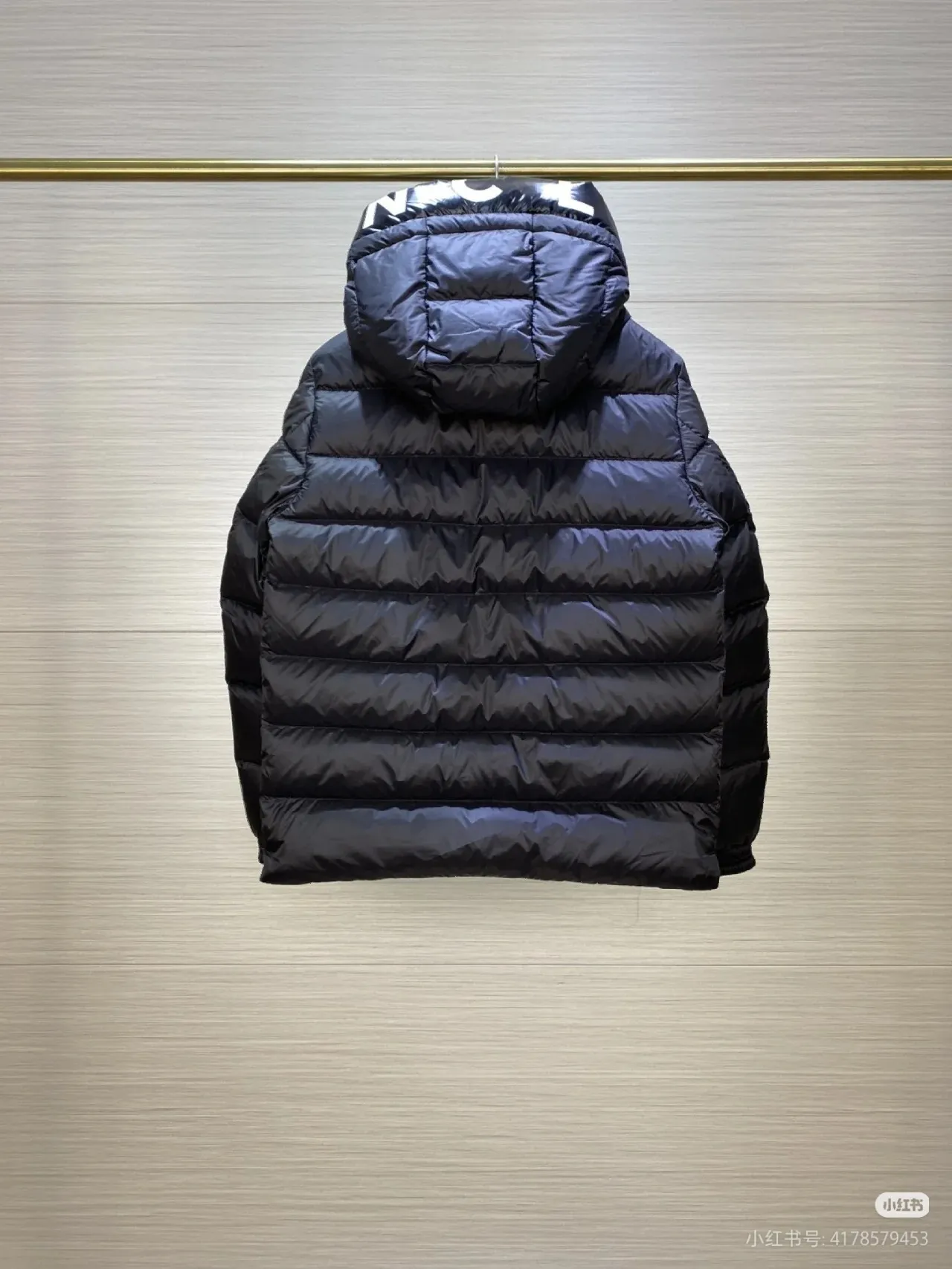 P840 Top Version Moncler✖Salzman Mouth Jacket Vibrant performance and iconic style define the look of the Salzman Jacket, a versatile piece that goes with everything. This men's style is made from windproof and water-resistant LongueSaison nylon with lightweight pudding quilting for optimal warmth. A Moncler-branded hood, adjustable cuffs and two-way zip closure enhance comfort and performance. Made of LongueSaison nylon with down filling and pudding quilting Hood with drawstring and Moncler lettering Zippered side pockets Two-way zip closure on the front Adjustable elastic cuffs with snap button closure Felt Moncler logo on the sleeves Regular cut at the shoulders and a straight cut through the body. Exterior: 100% polyamide/nylon; Lining: 100% polyamide/nylon; Filling: 90% down, 10% feather; 1 material: 100% polyamide/nylon. Each down jacket has more than 400 grams of down filling. A real cost-effective cold-resistant weapon. Size: 1-5. Size 1. Shoulder width 46. Bust 122. Length 65. Sleeve length 60. Wear less than 130 catties. No. 2, shoulder width 47, bust 116, dress length 66, sleeve length 61, weighs 130-145 kilograms. No. 3, shoulder width 48, chest girth 120, dress length 67 sleeve length, 62, weighs 145-160 kilograms. No. 4, shoulder width 50, chest girth 124, dress length 68, sleeve length 63, wears 160-175 kilograms. Size 5 shoulder width 52 bust 128 length 69 sleeve length 65 weight 175-190 pounds / color: black pure white code number: 1 2 3 4 5