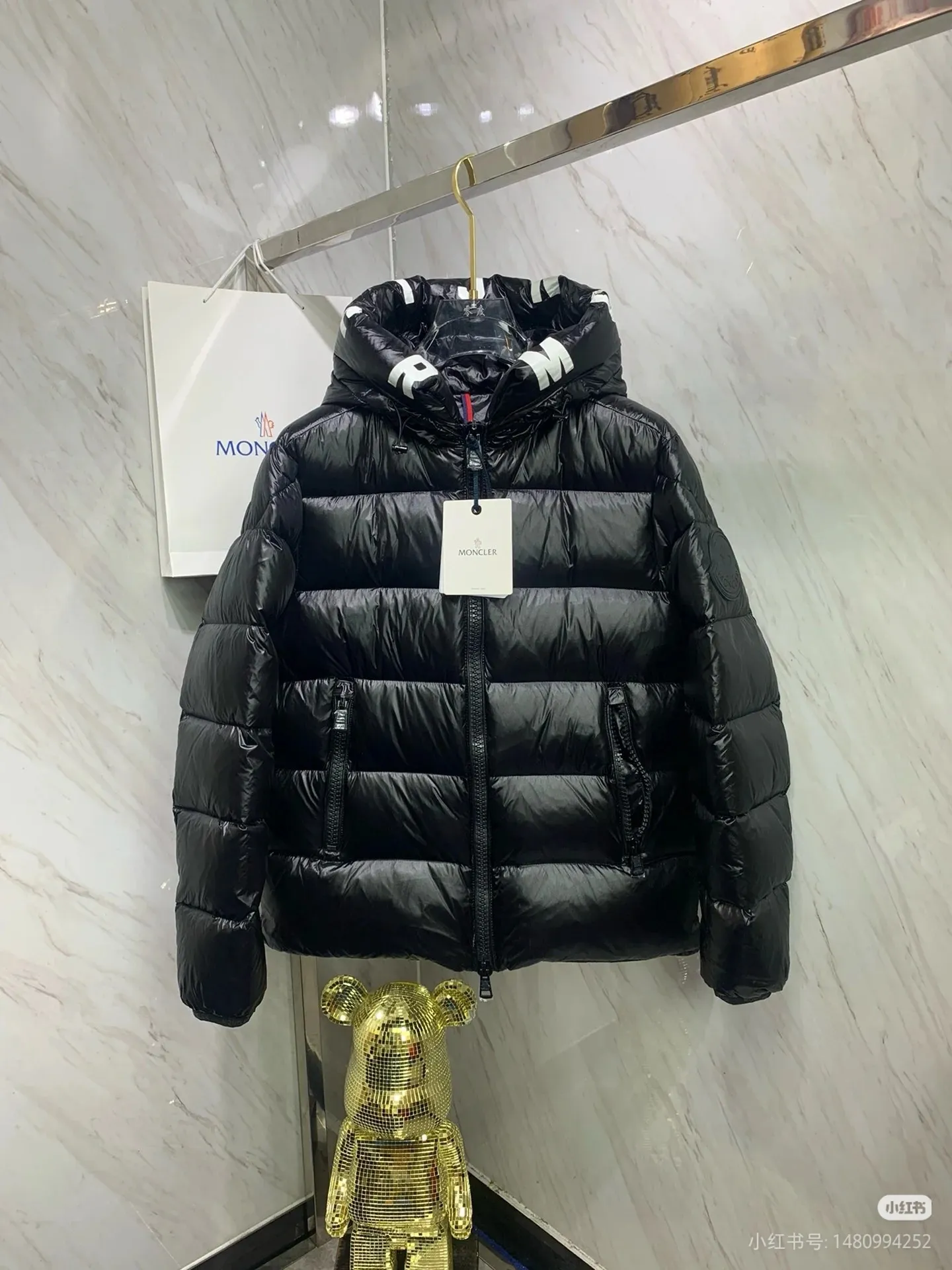 P840 Top Version Moncler✖Salzman Mouth Jacket Vibrant performance and iconic style define the look of the Salzman Jacket, a versatile piece that goes with everything. This men's style is made from windproof and water-resistant LongueSaison nylon with lightweight pudding quilting for optimal warmth. A Moncler-branded hood, adjustable cuffs and two-way zip closure enhance comfort and performance. Made of LongueSaison nylon with down filling and pudding quilting Hood with drawstring and Moncler lettering Zippered side pockets Two-way zip closure on the front Adjustable elastic cuffs with snap button closure Felt Moncler logo on the sleeves Regular cut at the shoulders and a straight cut through the body. Exterior: 100% polyamide/nylon; Lining: 100% polyamide/nylon; Filling: 90% down, 10% feather; 1 material: 100% polyamide/nylon. Each down jacket has more than 400 grams of down filling. A real cost-effective cold-resistant weapon. Size: 1-5. Size 1. Shoulder width 46. Bust 122. Length 65. Sleeve length 60. Wear less than 130 catties. No. 2, shoulder width 47, bust 116, dress length 66, sleeve length 61, weighs 130-145 kilograms. No. 3, shoulder width 48, chest girth 120, dress length 67 sleeve length, 62, weighs 145-160 kilograms. No. 4, shoulder width 50, chest girth 124, dress length 68, sleeve length 63, wears 160-175 kilograms. Size 5 shoulder width 52 bust 128 length 69 sleeve length 65 weight 175-190 pounds / color: black pure white code number: 1 2 3 4 5